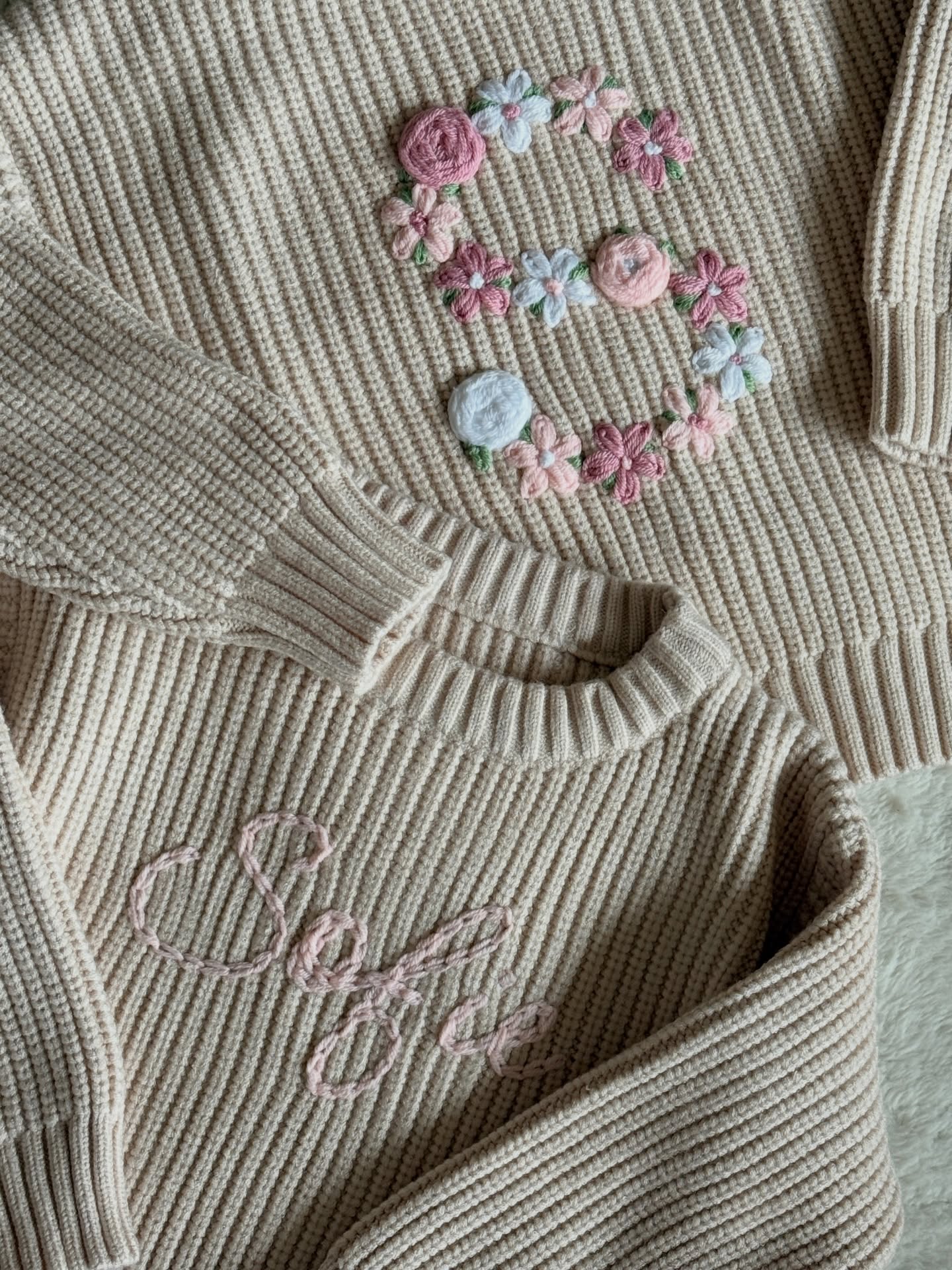 Svetřík pro Sofii ve dvou variantách –
jemná výšivka jména nebo květinové písmeno 🌸
Co byste zvolili vy?