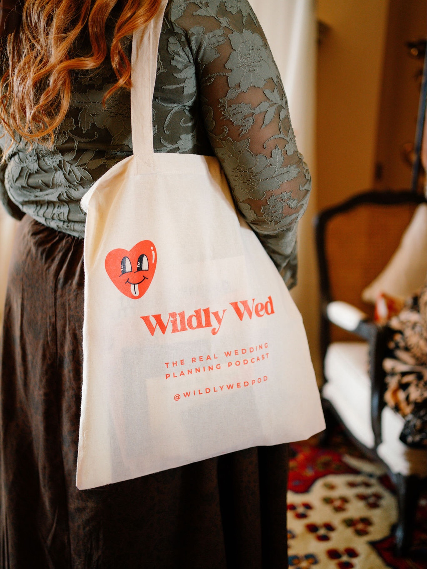 Giveaway time! ✨
Have you seen our magical merch?! We have loved seeing couples wandering about in the world with our totes, even spotted one on the Tube which is fun!
We have 10 bags to giveaway!
All you need to do is tell us what you are doing on your wedding day to make the day all about you. Something fun, something silly, something heartfelt, something you’ve never seen before!
We will be sharing your stories on future episodes so send them on over and bag yourself a bag 🤣
Seen in the wild at the fabulous @loandbeholdanotherweddingfair as we totally love being a sponsor for this incredible and creative fair!
Snapped by the always fabulous @bon_amour_weddings
#uniqueweddingideas #weddingplanningpodcast #wildlywedpod