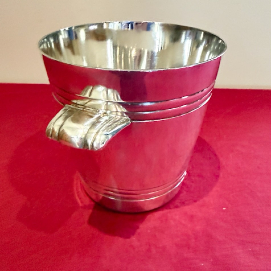 Seau à glaçons Art déco en métal argenté de la marque Boulenger.
Hauteur : 13 cm
Ø au col : 13,3 cm
Poids : 600 grammes
Bel état, belle brillance, intérieur propre.
Poinçon de l’orfèvrerie au revers .
🛒 prix 140€ disponible dans la boutique en ligne
#argenterie #seauàglaçons #boulenger #artdelatable