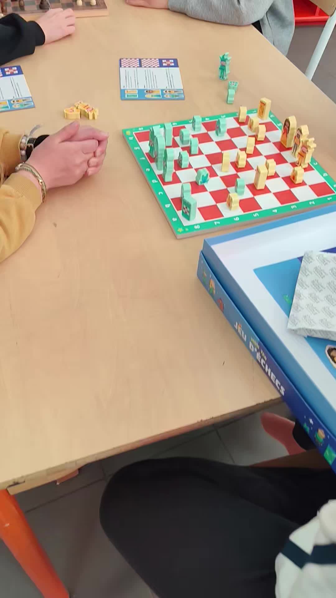 Le mercredi pendant l accueil :
Les club echecs♟️ et Pokémon prennent vie!!