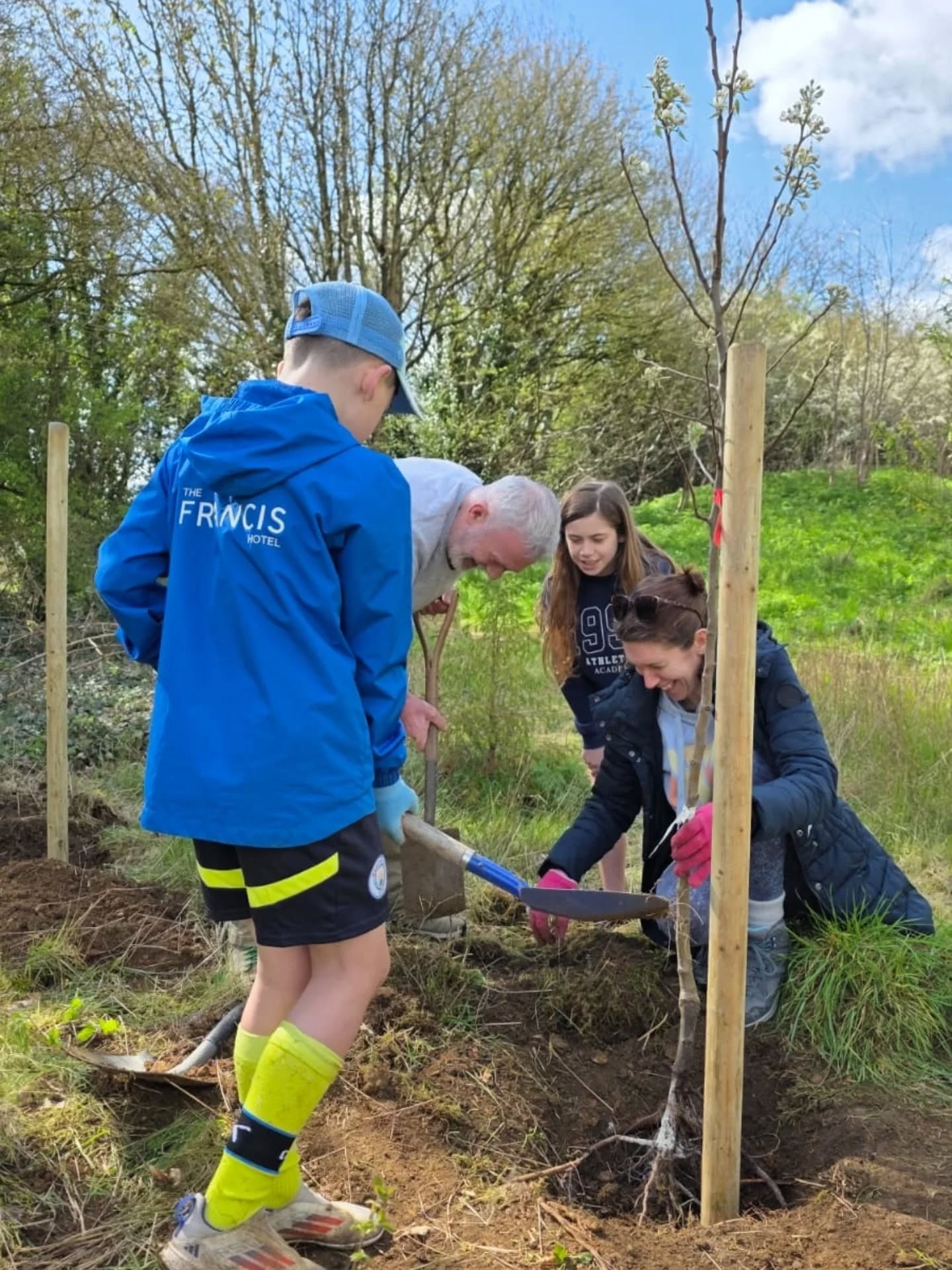 Today everyone came together to help plant our new Community Orchard at Lords Mead, with the help of the amazing team at Freely Fruity!
It was a fantastic morning, with the community getting stuck in to make this brilliant project a reality. Lots of sunshine, laughter, digging, cakes and fun! Thank you to the Deputy Mayor who kindly got the planting underway with a lovely speech.
Thank you also to everyone who helped out, we can't wait to see it grow over the coming years for everyone to enjoy.
This was made possible by the Rooted Chippenham team, Chippenham Town Council ecological grant funding and Freely Fruity who supplied the trees, guards and expertise!
@freelyfruityuk @chippenhamtowncouncil