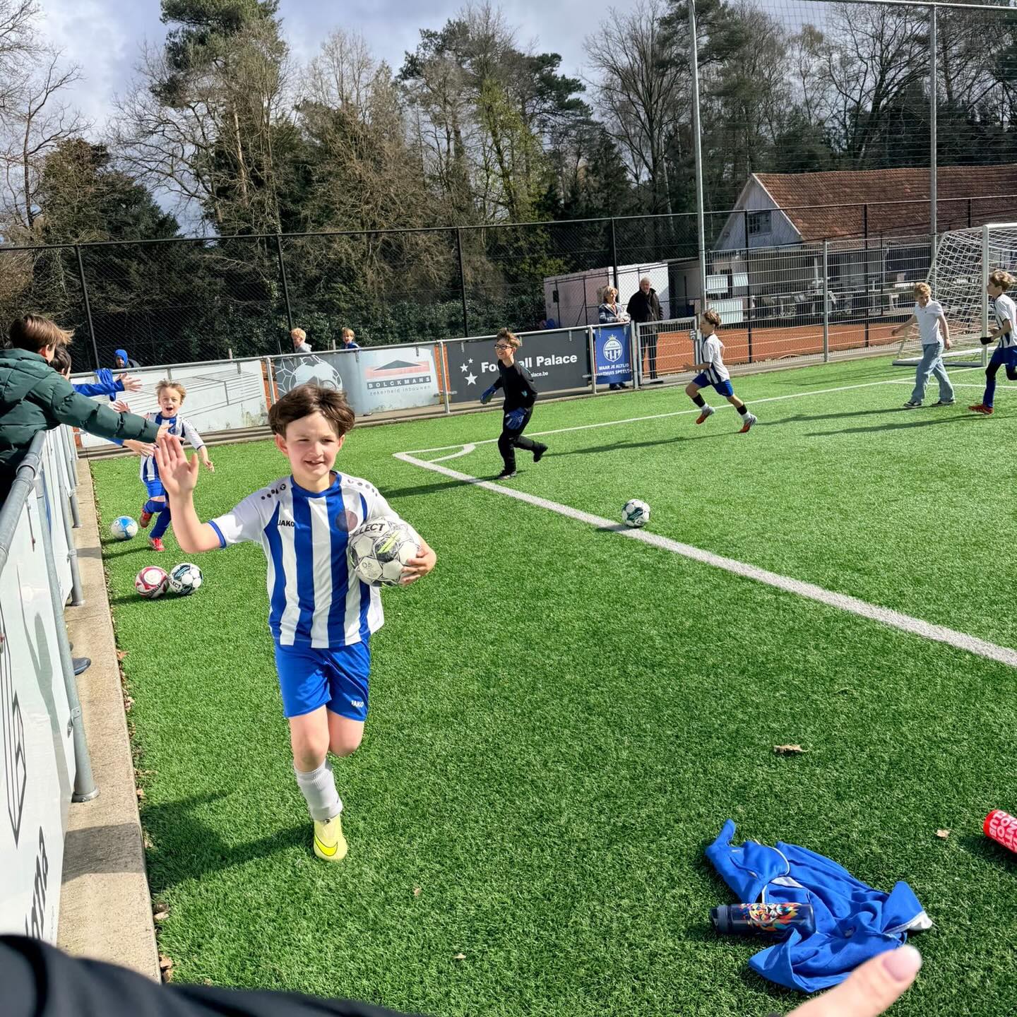 Supporters groeten na de wedstrijd! Allemaal vrolijke gezichtjes. Kindjes blij = ouders gelukkig. Vandaag speelde onze U9A voor de overwinning tegen Driehoek. Ze mochten fier naar de supporters na een 10-8 overwinning!
.
.
#clubkoningshof #depheyp #waarjealtijdthuisspeelt #vriedenvoorhetleven