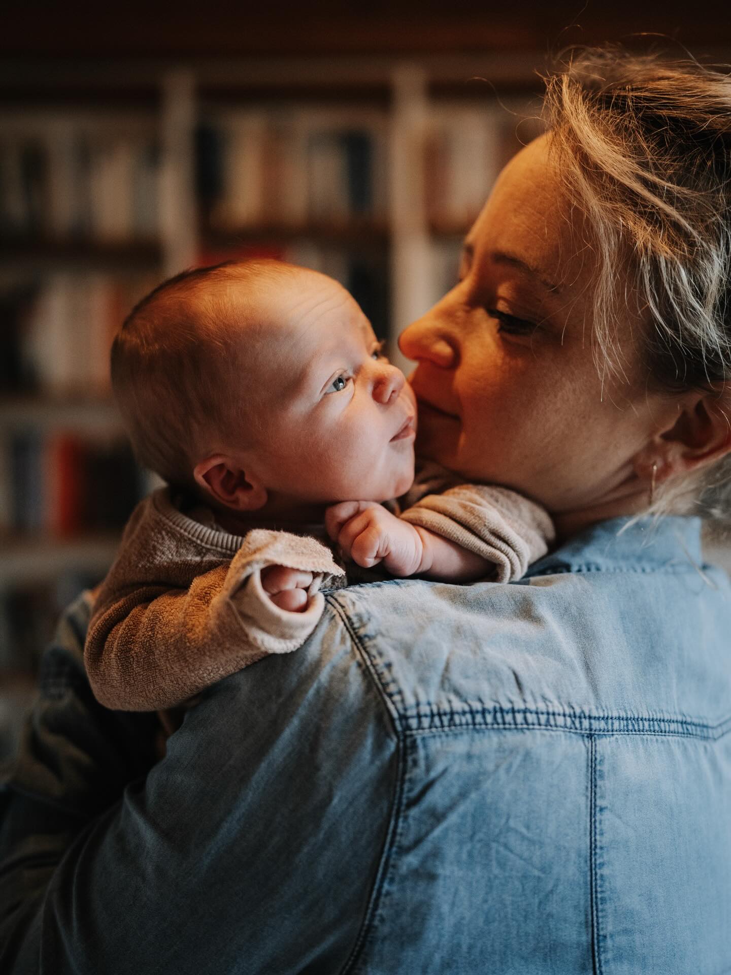 Wenn ihr eine Fotosession bei mir bucht (egal ob Newborn oder Family) dürfen nebst der Kernfamilie auch das Gotti, der Götti oder Omi, Opi mit dabei sein. Plus zwei Personen sind inklusive 🤗
.
Bei dieser Familie hier war das Nani mit dabei, denn sie haben das grosse Glück, dass sie ein Haus miteinander teilen - ein wunderschönes Haus voller Kreativität, Kinderlachen (und natürli ou ab und zue Gstörm) und gegenseitiger Unterstützung. Danke, dass ich euch schon so lange fotografisch begleiten darf. Das schätze ich von ganzem Herzen!!!
.
#newborphotography #familienfotografinschweiz #samekollektiv