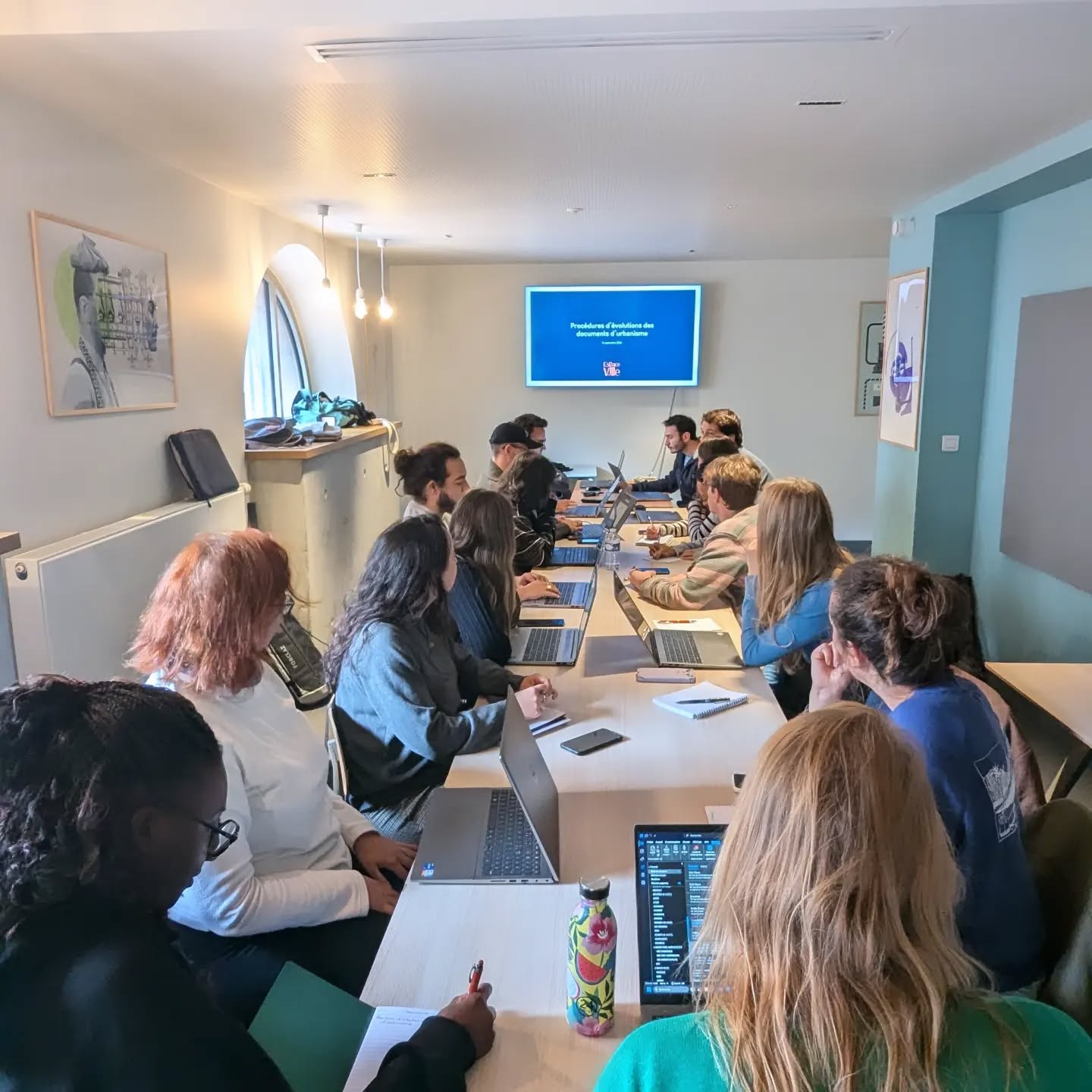 Septembre et son traditionnel weekend Espace Ville ! Un séminaire studieux avant d'entamer la découverte d'une nouvelle ville française. Saurez-vous reconnaître laquelle avec les indices cachés dans les photos ? 📸
.
.
.
.
.
Un grand merci à Benjamin 🏆 de la SPL Deux Rives de nous avoir si bien présenté le grand projet urbain qui anime les collectivités locales. Ainsi qu'à Ann Gaël @anngaelj, notre guide locale, pour son accueil 🫶