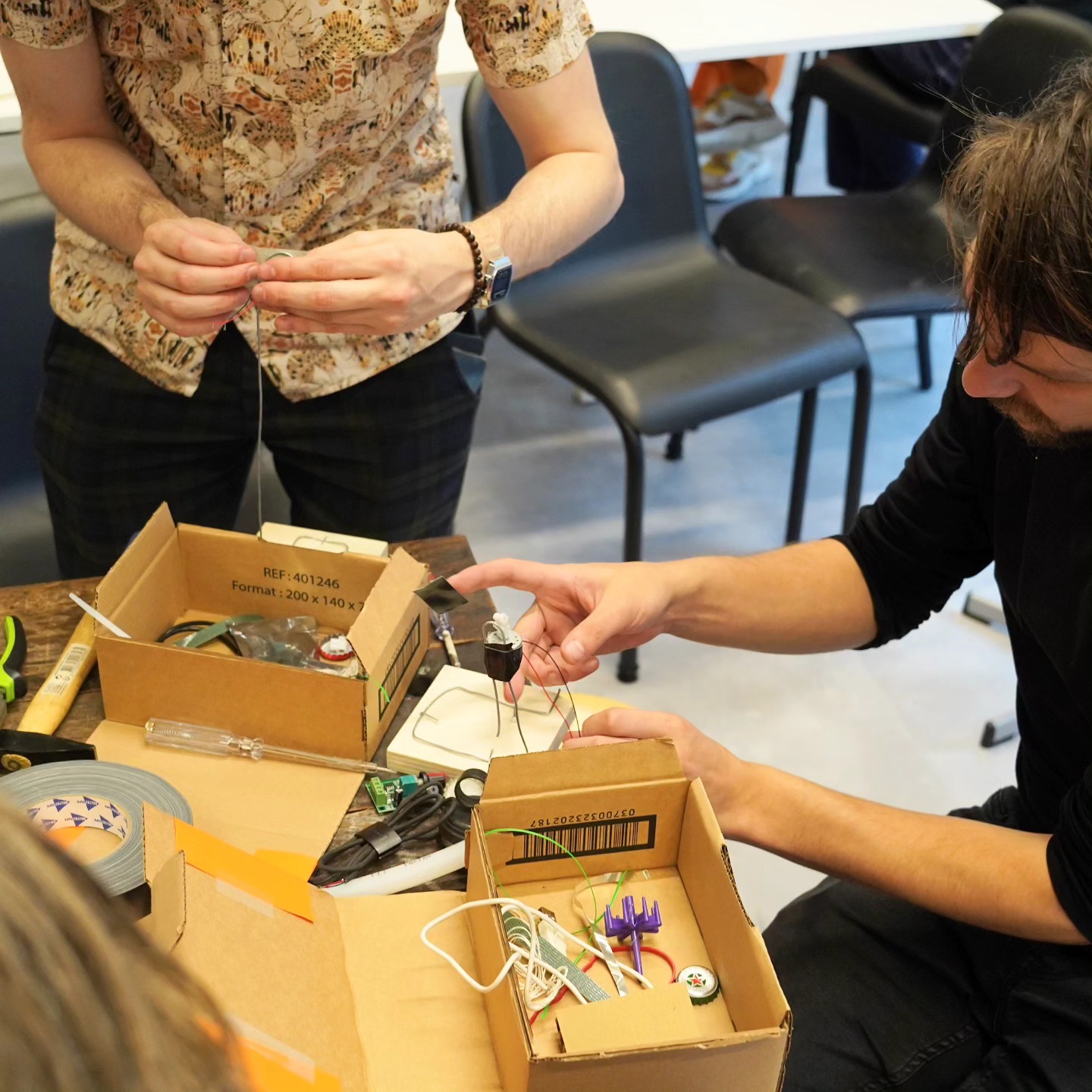 Afgelopen vrijdag werd er enthousiast gebouwd met onze drie verschillende maker-kits tijdens de officiële opening van @makercosmos in Rozet. De tring-ding, recyclobot, en de nieuwe geluidsmachine kit waren een groot succes, dus wij zitten vol inspiratie om nieuwe kits te ontwikkelen!