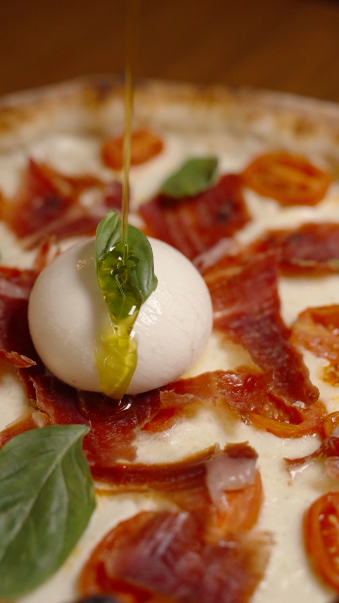 Pizza Serrano: quando gli ingredienti parlano da soli.
🍕Jamon Serrano tagliato a coltello, mozzarella di bufala campana DOP, datterino rosso e una cremosa burrata pugliese che si scioglie al primo morso.
Il tocco finale? Olio al tartufo bianco.
Elegante, intensa, indimenticabile.
#laTramontina #ristorantePalermo #laTramontina