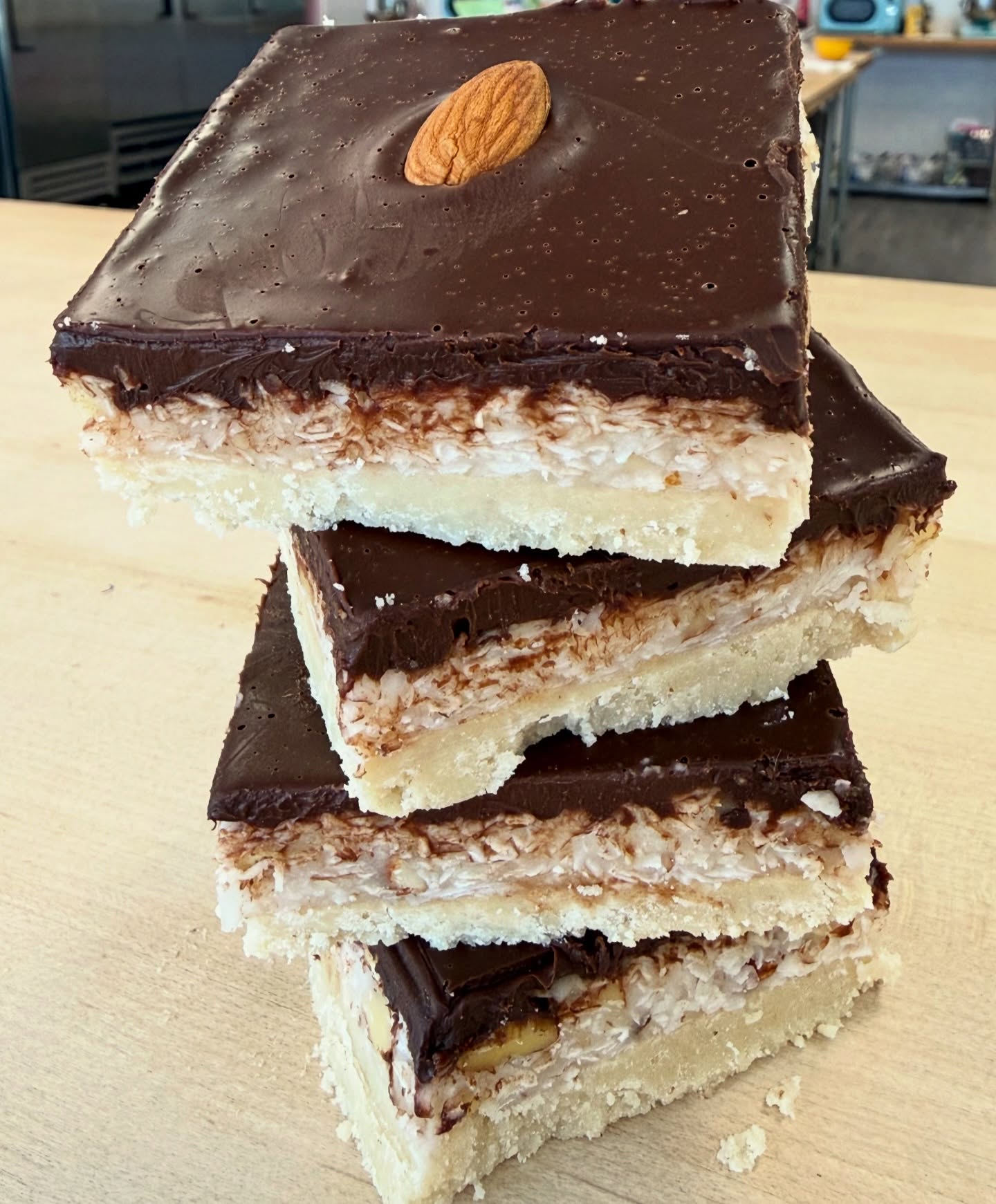 NEW DESSERT DROP 🤍🐣
Just in time for Easter… we took one of your FAVORITE candy bars and gave it a healthy, allergy-friendly twist!
Introducing our VEGAN Almond Joy Bars 🥥🍫
Made with a coconut shortbread crust, layered with our homemade coconut filling, topped with crushed almonds, rich chocolate ganache, and finished with a whole almond on top.
Trust us… these are just as GOOD (if not better 😉) than the original!
✨ Now available in our showcase ✨