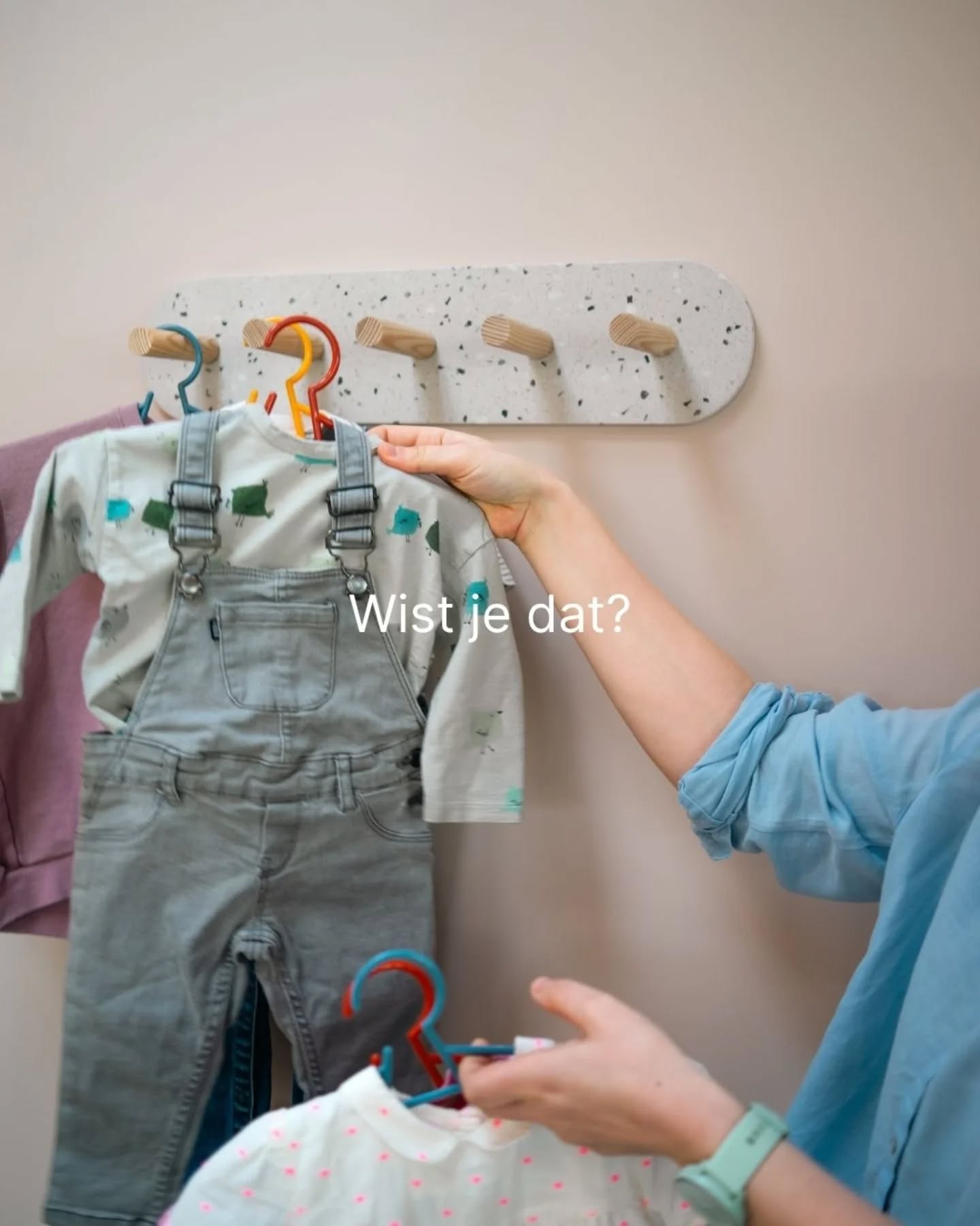 Een appreciation post van hoe het nu weer allemaal begon 🫶🏼
En aan deze community, want sommigen zijn erbij van in het prille begin, toen Moetie nog uitsluitend een webshop was.
Dus bedankt aan jullie, de er al zijn vanaf de start, die toen tweedehands kleding kochten bij mij en wie ik nu heb overtuigd om een naaimachine te kopen 😂😂. Iedere persoon die ik aanzet tot meer tweedehands of bewuster consumeren/consuminderen is een enorme win voor mij. Want jullie weten hoeveel die kleine stappen betekenen voor mij 💚.
Zeg euh, wie is hier al vanaf de start? 👀 En voor wie is dit compleet nieuwe informatie? 🙈
PS. De tweedehands gidsen zijn te koop via www.moetie.be (die ene nu dus enorm verlaagd in prijs). Ik heb een enorm groot hart voor mijn collega's die nu nog steeds tweedehands verkopen ('t is geen gemakkelijke wereld) dus de adressengids is apart en gratis te downloaden!
PS2. Moetie steunen kan ook via een buy me a coffee principe op de webshop ☕. Met die bijdragen kan ik meer schrijven en hopelijk ook meer en meer gratis gidsen aanbieden. Een echte koffie mag ook want ik babbel oprecht graag met jullie ✨
Liefs,
Mona