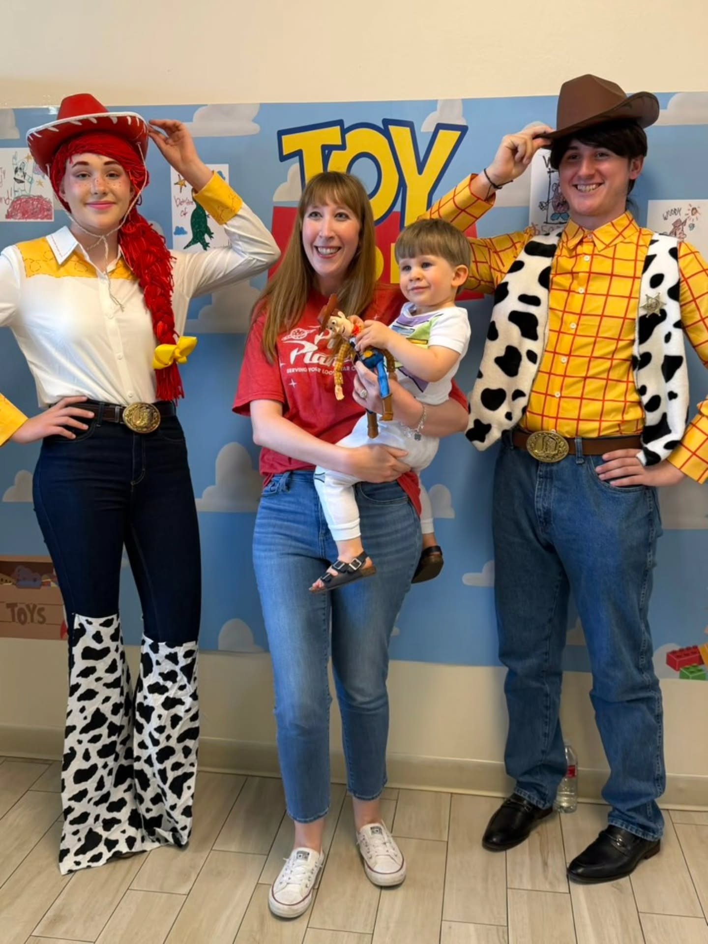 You've got a friend in them 🤠
Our Cowboy Duo had a wonderful time today meeting and celebrating with everyone at @theyogurtbartx for their Character day!
Special thank you to @theyogurtbartx for letting us be a part of their special day 💕
Did you spot us today?!
Be sure to tag us so we can see your magical moments ✨️
#jackandjillsstorybookco