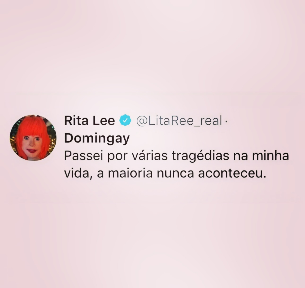 Quanta bobagem pensamos diariamente, não é mesmo? Você sabia que a maior parte do que você teme, nunca acontece?
Não é só uma questão de percepção, pesquisas na psicologia cognitiva, como as conduzidas por Robert L. Leahy, analisaram preocupações reais de pacientes ao longo do tempo. O resultado é direto: cerca de 80% a 90% das preocupações não se concretizam. E, quando se concretizam, na maioria das vezes são menos intensas do que a mente imaginou ou você lida melhor do que esperava.
Mesmo assim, o corpo reage.
A ansiedade aparece.
O pensamento parece real.
Mas existe uma diferença importante: pensar não é prever.
A mente cria cenários para tentar te proteger, antecipar riscos, evitar dor. Só que, nesse processo, ela também te faz viver experiências que não existem, e que, muitas vezes, nunca vão existir.
Quantas situações você já sofreu antes e que nunca aconteceram?
Nem todo pensamento é um aviso.
Muitos são apenas simulações.
E talvez o que você precise não seja acreditar em tudo o que pensa, mas começar a observar com mais consciência aquilo que passa pela sua mente.
Naqueles dias em que a paranoia insistir, se lembre que provavelmente ela nunca irá acontecer e para de dar tanto poder assim pra algo que só está te deixando mal…