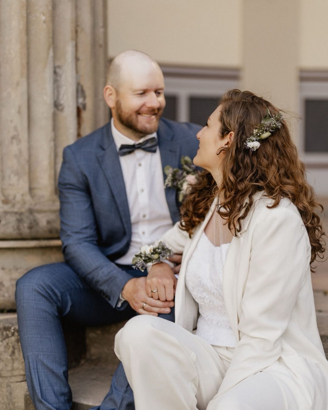 ✨ Mehr als nur Fotos – ich halte eure echten Momente fest, so wie sie sich anfühlen.
Eure Hochzeit ist kein Fotoshooting.
Es ist ein Tag voller echter Emotionen, kleiner Blicke, großer Gefühle und all der Momente dazwischen, die man nicht planen kann.
Genau dafür bin ich da. 🤍
Ich begleite euch nicht nur als Fotografin, sondern als ruhige Konstante an eurer Seite – unauffällig, aufmerksam und immer im richtigen Moment bereit.
Damit ihr euch fallen lassen könnt.
Damit ihr euren Tag wirklich erlebt.
Und damit ihr euch Jahre später nicht nur erinnert, sondern wieder fühlt.
📸 Authentisch. Emotional. Zeitlos.
Wenn ihr euch genau das wünscht, schreibt mir eine Nachricht – ich freue mich darauf, eure Geschichte kennenzulernen. ✨
#hochzeitsfotografienrw
#hochzeitsfotografnrw
#nrwhochzeit
#hochzeitnrw
#hochzeitsreportagenrw