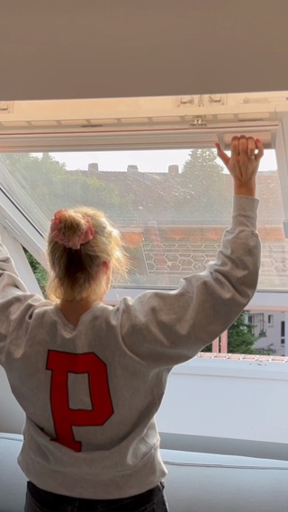 Endlich Frühling - und plötzlich sieht man jeden Fleck auf den Fenstern! 😅 Keine Sorge: Mit dem VELUX Putzriegel könnt ihr eure Dachfenster sicher und bequem zum Reinigen umschwenken. Wie das funktioniert, zeigen wir euch im Video!
Zusätzlich haben wir noch diese Tipps für euch parat:
✨ Mikrofasertuch oder Fensterleder verwenden – für fusselfreie Ergebnisse.
✨ Rahmen schonend reinigen – weiche Tücher statt grober Schwämme nutzen.
✨ Scheiben streifenfrei abziehen – ein Fensterwischer sorgt für das perfekte Finish.
Schaut ins Video und bringt eure Dachfenster nachhaltig zum Strahlen! ☀️
Wann startet euer Frühjahrsputz? #braunschweig #veluxpartnerdach #dzmeier #woltwiesche #lengede #mehralsnurdächer #velux #dachfenster #salzgitter #broistedt #kleinlafferde #peine