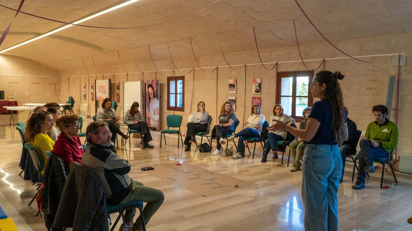 En el XIII Fòrum Xarxa Dragonera Blava, ens vam posar mans a l’obra! La Xarxa va treballar per taules transformant idees en accions concretes per al 2026:
💧 Qualitat de l’aigua
🚤 Velocitat de les embarcacions
🌿 Fondejos i posidònia
La clau del fòrum: cadascuna va assumir responsabilitats, assignant-se tasques per tirar endavant totes juntes, unir esforços i aportar el millor de cada una.
També vam veure les primeres imatges de la campanya #pocapoc… molt aviat les compartirem!
Gràcies a @ajandratx per l’espai i a @begudespuig.1927 pel suport.
______
En el XIII Foro Xarxa Dragonera Blava, ¡nos pusimos manos a la obra! La Xarxa trabajó por mesas transformando ideas en acciones concretas para 2026:
💧 Calidad del agua
🚤 Velocidad de las embarcaciones
🌿 Fondeos y posidonia
La clave del foro: cada persona asumió responsabilidades, asignándose tareas para avanzar juntas, unir esfuerzos y aportar lo mejor de cada una.
También vimos las primeras imágenes de la campaña #pocapoc… ¡muy pronto las compartiremos!
Gracias a @ajandratx por el espacio y a @begudespuig.1927 por el apoyo.
#XarxaDragoneraBlava #Alamar #PocaPoc #Mallorca #Posidonia #ConservaciónMarina