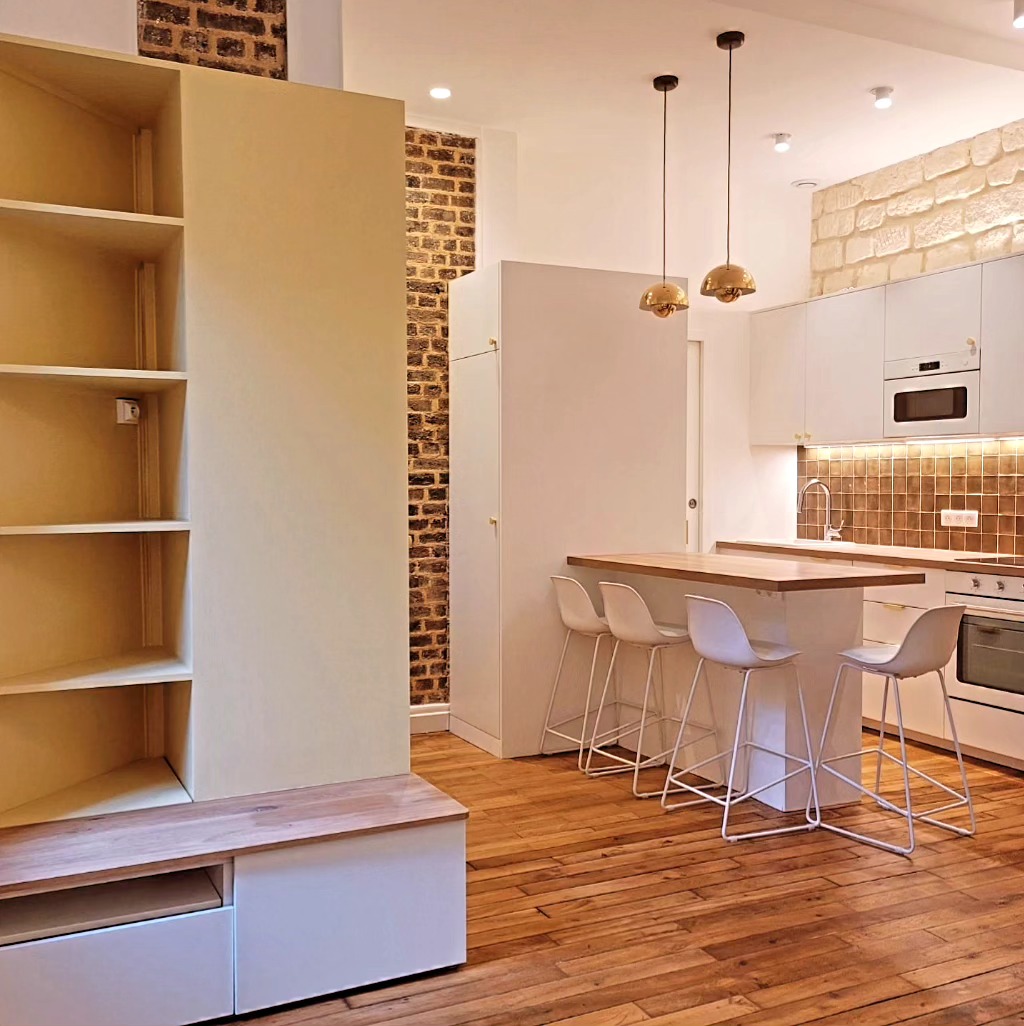 PROJET LAMARCK
Conserver le charme d'un lieu, tout en lui donnant le confort de la modernité. Ici une attention particulière a été donnée à la mise en valeur des murs en pierre.
Où comment faire cohabiter dans une seule pièce; l'élégance de la pierre de taille avec les briques rouges new yorkaises.
Redonner de l'âme à l'histoire d'un lieu, une vraie passion pour l'Atelier CESAME .
.
.
.
#renovation#architectureinterieure#vieillepierre#design