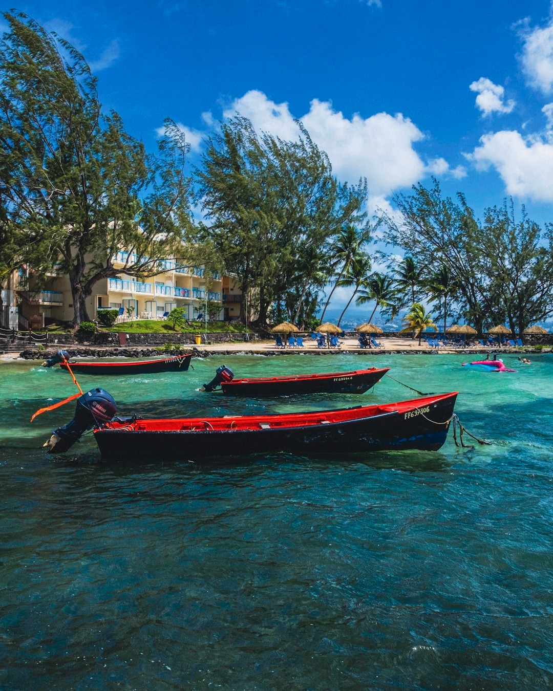 L’eau turquoise, le vent dans les palmiers… et ces petits bateaux qui dansent doucement au rythme des alizés 🍃
Ici, tout invite à ralentir… et à savourer chaque instant.
#Hotel #Martinique #beach #plage #vacances