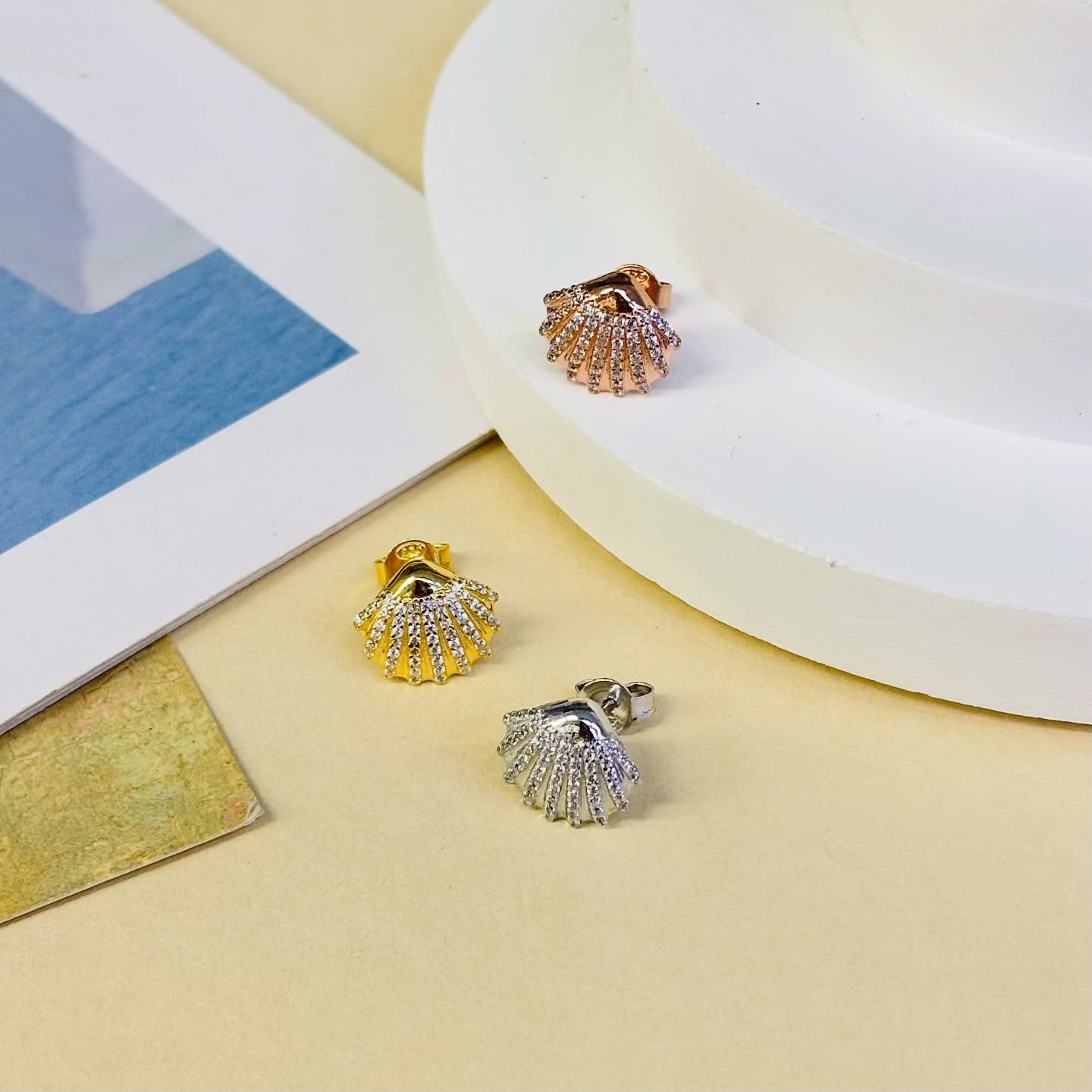 Summer vibes in every detail 🐚✨
Shine like the sea with our 925 silver shell earrings.
🛒 Available in gold, rose gold & rhodium
✅ Nickel free
✅ Wholesale
✅ Ready to ship