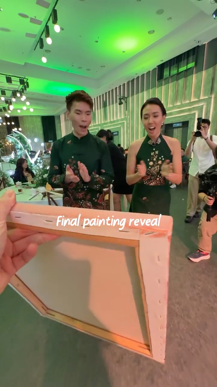 POV: you’re trying to paint…
but the couple won’t stop being iconic 😮🔥
Honestly? Not complaining 🎨
#capturedbyjeanc #liveweddingpainting #liveweddingpainting #liveweddingpaintingmalaysia #artbyjeanc