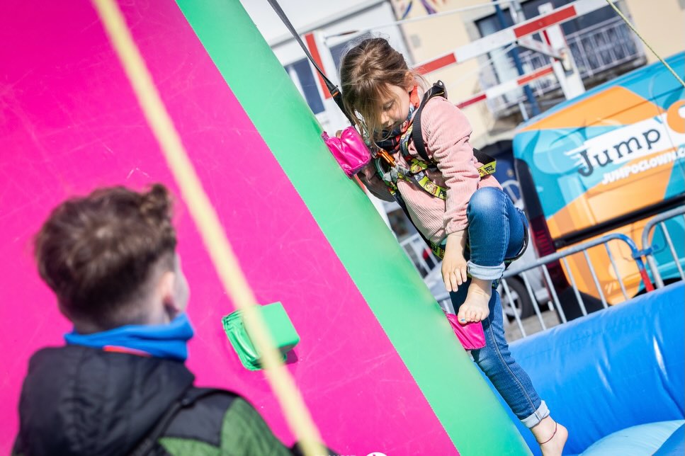 Nouveauté : Le phare gonflable 🧗🏻♀️
Impossible de le rater sur le village du Tour de Belle-Île : le phare gonflable accueille les plus jeunes pour un moment de jeu en toute sécurité !
💡Animation gratuite et en continu
👧🏻 Ouverte à tous les enfants
📸 Vincent Ollivaud