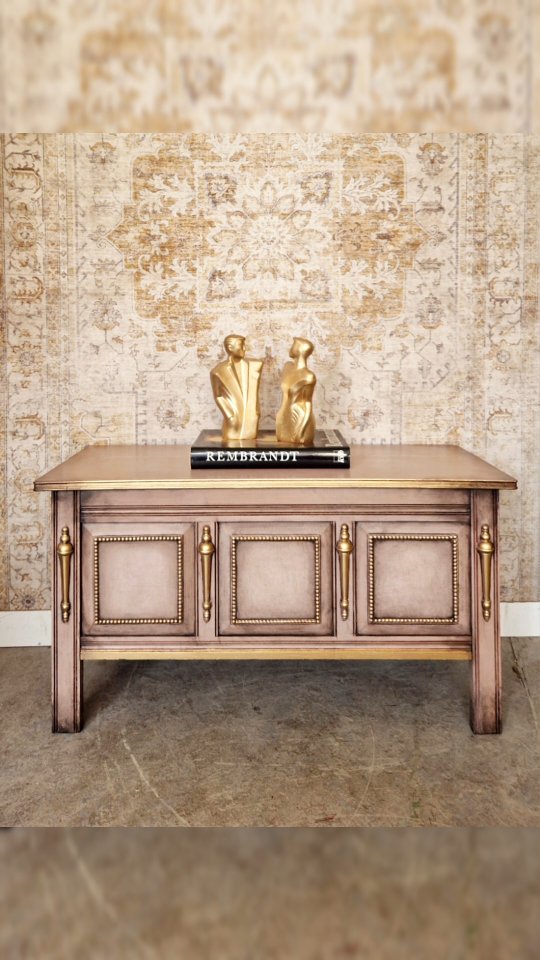 It’s a transformation.
What once was a simple storage piece.
is now a warm, luxurious statement with soft patina and refined gold details ✨
#flipfurniture
#netherlands
#minadonyavifurniture