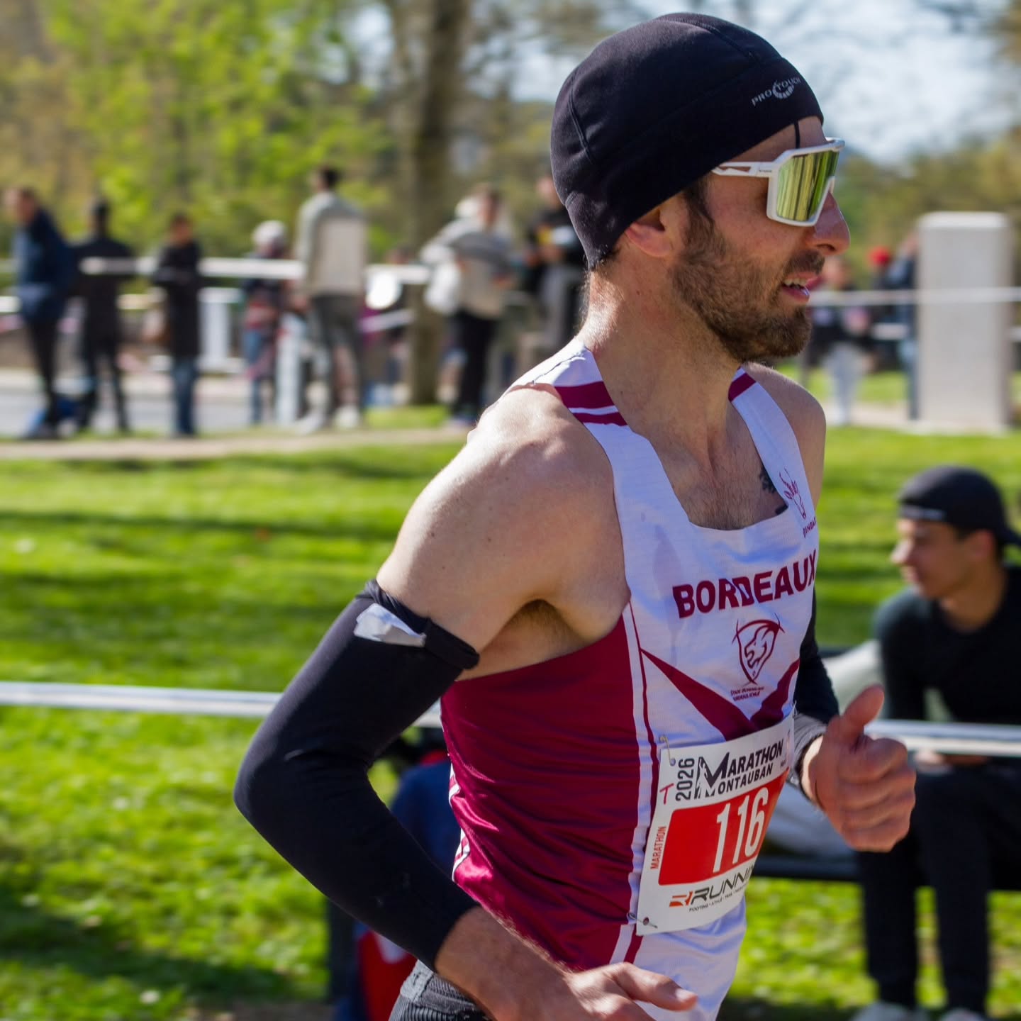 🥇 Back-to-back ² au marathon de Montauban.
Passage bien dans le tempo au semi puis gros "problèmes" intestinaux obligeant à réduire l'allure pour rallier l'arrivée. Un combo froid + vent + augmentation de l'apport de glucides des plus désagréables dans ce contexte. Impitoyable cette distance reine. 2h19'40 contre 2h16'50 l'an passé sur ce parcours.
☑️ Motif de satisfaction : gagner un marathon avec un bonnet ProTouch. Coché dans la "to-do-list".
📸 @vino31
⚡️Fueled by @runfinity_
🎽 @bordeaux_athle
#marathondeMontauban
#Runfinity
#stadebordelais