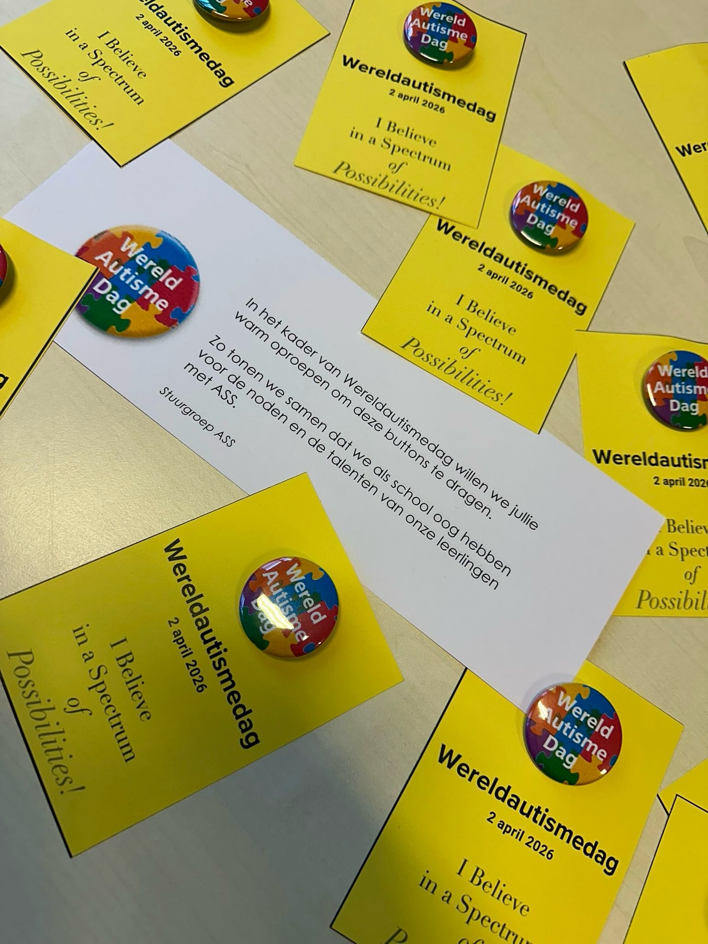 Vandaag is het Wereld Autisme Dag. Op school dragen de leerkrachten met trots buttons, als teken van begrip, respect en verbondenheid. Samen maken we het verschil!β€οΈπ§©