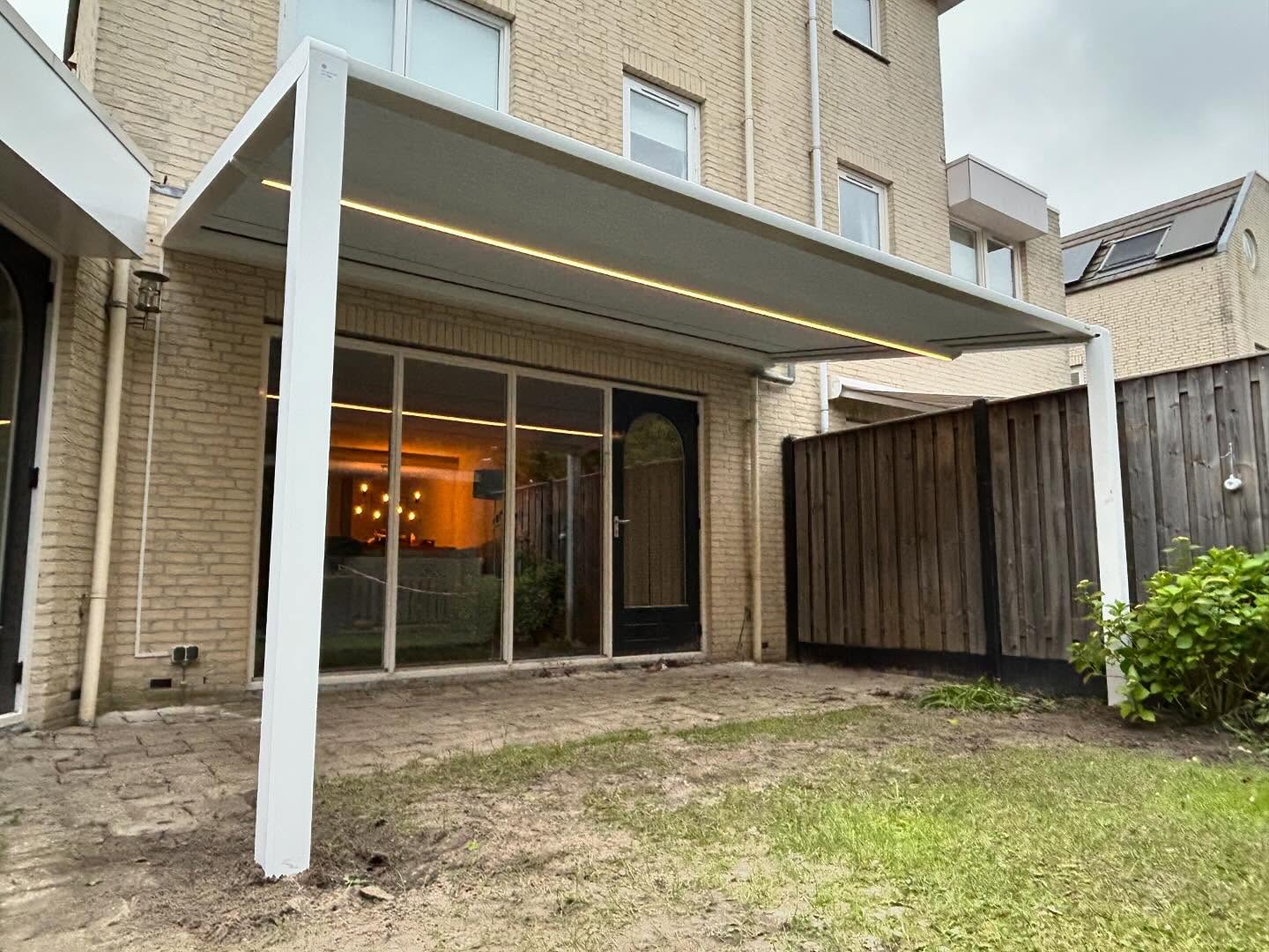 Afgelopen week dit Mooie Tumba pergolascherm van @verano_nl mogen leveren en monteren in Anna Paulowna. Met geïntegreerde Hemelwaterafvoer en Led verlichting in de tussenbalk word het zelfs bij onstuimig zomerweer een feestje om buiten te zitten😁. Bent u nou ook benieuwd naar de mogelijkheden voor uw huis of tuin, neem dan geheel vrijblijvend contact met ons op☀️ #pergolazonwering #verano #tumba #schroeffundering #led