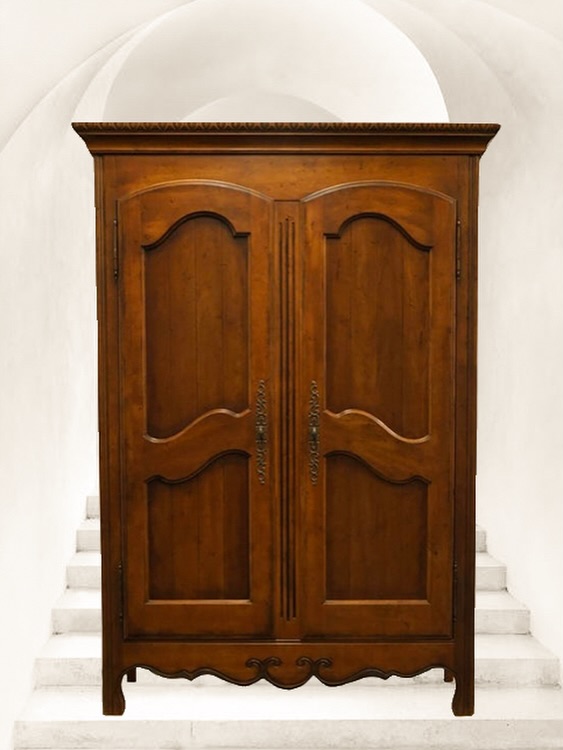 Stylish vintage Armoire for 21st Century living.
A versatile vintage armoire in cherry, two full height doors opening to a combination of hanging space, drawers and shelf space to lower half.
This armoire could be used to house T.V. and media or possibly your dressing area or reception hall, closed storage if you prefer.
H 209 W 147 D 61cm.
#homedecor #dressing #armoire #greatbritishrevivals