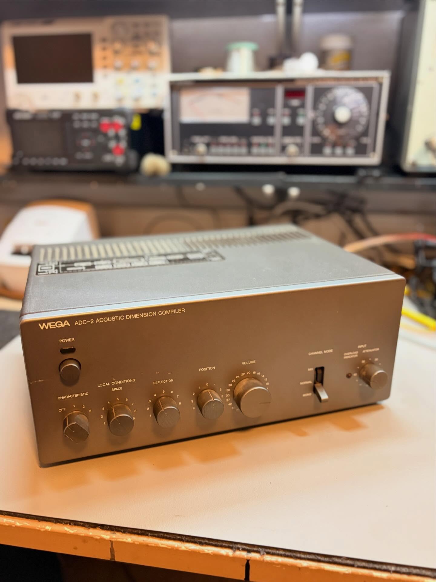 WEGA ADC-2… Wieder ein sehr seltenes Gerät auf meinem Tisch. 1979 war Mehrkanal-Ton noch weit entfernt. Dieser „Acoustic Dimension Compiler“ ermöglichte Konzertatmosphäre auch mit einfachen Lautsprechern. Damals das Nonplusultra. Das Gerät bekommt neue OP Amps und ELKOS um die ursprüngliche Funktion wieder herzustellen. 😎
#vintageaudiomd #vintageaudio #vintageaudiorepair #vintagehifi #wega
