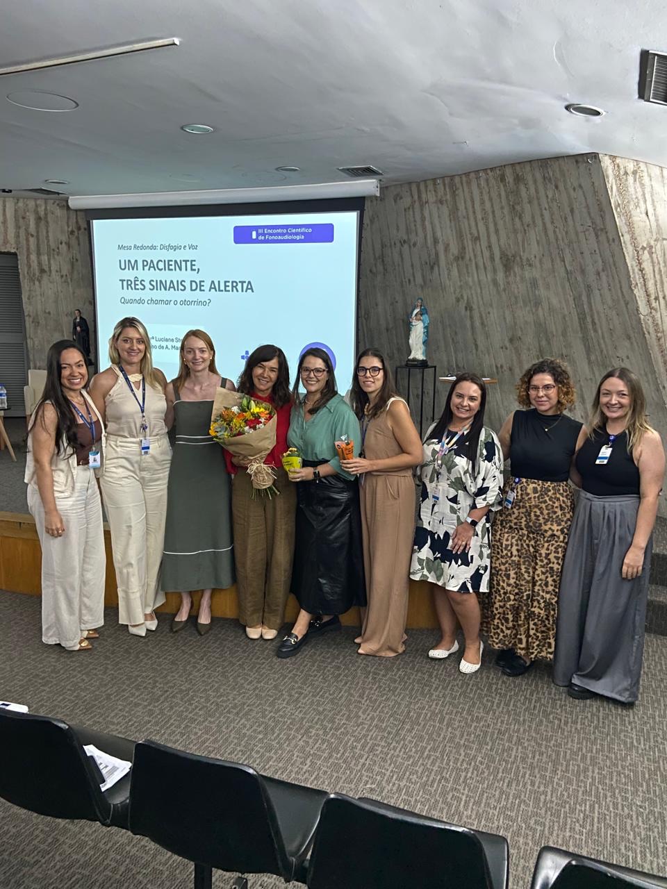 TBT para relembrar nosso evento científico do Dia de Atenção à Disfagia realizado na semana passada no HSL PUCRS 💙
Um encontro marcado por muito aprendizado, troca e conexão em torno da Disfagia.
Agradecemos à nossa diretora @janeteurbanetto pelas palavras na abertura, ao Prof. Dr. @ribamarfono pela excelente aula, e às Fgas @drabetinascheeren e @larissa_branco por compartilharem suas histórias de início de carreira no nosso hospital, além da apresentação de casos clínicos tão impactantes.
Nosso agradecimento também aos médicos e à equipe multidisciplinar que participaram da mesa de discussão de um querido paciente que precisou do nosso atendimento — momentos que reforçam a importância do trabalho em equipe.
Recebi ainda uma homenagem linda das colegas, com um buquê cheio de carinho 🤍
E, para encerrar, um dos momentos mais emocionantes: o depoimento e a homenagem com uma canção na voz do nosso querido paciente @victorhugo.rs .
Que privilégio poder conectar pessoas e profissionais incríveis e seguir aprendendo sempre ✨
#TBT #Fonoaudiologia #Disfagia #EquipeMultidisciplinar #Gratidão
