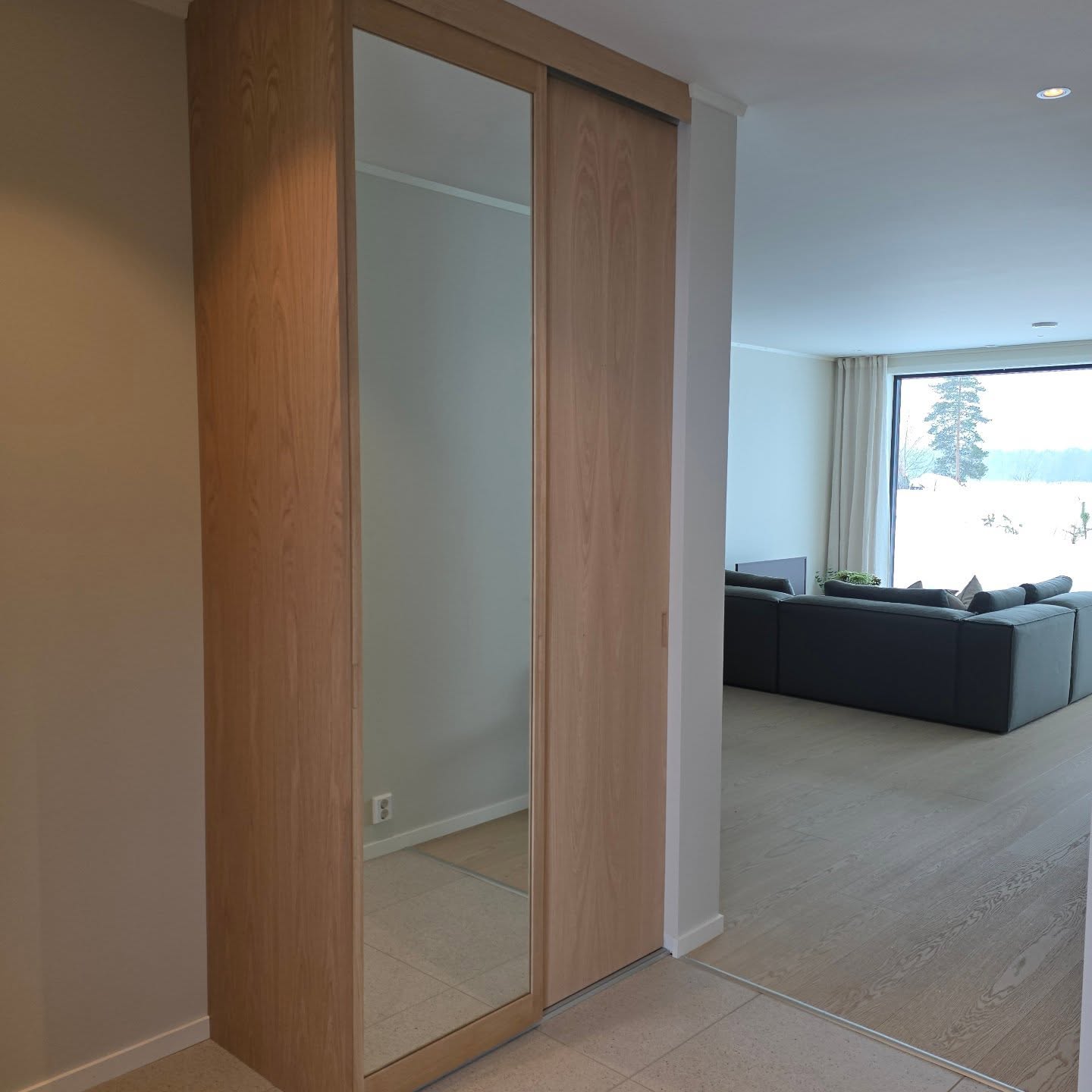 .
Skyvedørsgarderobe i oljet eik med hyller og heng🤩
.
.
.
.
#møbler #interiør #garderobe #woodwork #eik