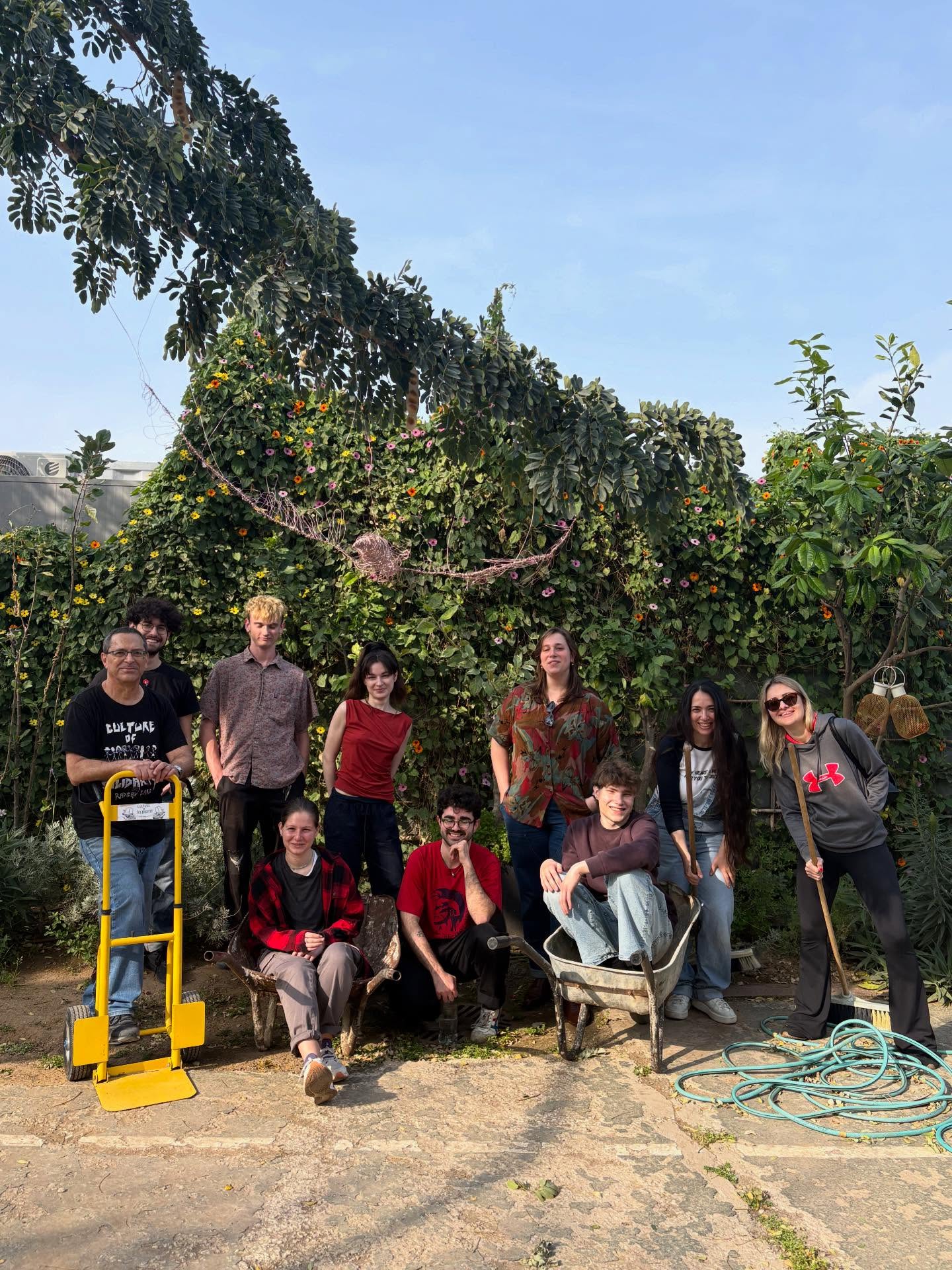  תרבות של סולידריות נולדה קרוב לחג פסח 2020 ולכן חלוקות המזון לפסח הוא תמיד גם סוג של חגיגת יום הולדת לקהילה שלנו.
השנה קשה לחגוג. כבר חודש שאנחנו בתוך מלחמה פוליטית שעיקר מטרותיה הם אינטרסים שאינם ברורים לנו.
חברות וחברי הקהילה שלנו, כמו כולםן, נמצאיםות בתקופה הזו בפחד ובמצוקה. הריצות למקלטים ולממ”דים, מעברי דירה למקומות בטוחים יותר, חוסר שינה, מקומות עבודה שנסגרים, אובדן רכוש וכמובן הקורבנות החפים מפשע שהמלחמה גובה. שם וכאן. כל אלה הותירו אותנו תשושיםות.
אל מול הקושי האישי והקהילתי ניצבה גם הידיעה שעשרות משפחות וקשישיםות תלויים בנו. כאלה שהם נטולי כל רשת ביטחון. כאלה שהמלחמה והטילים מפוררים את היסודות המעורערים ממילא של חייהם. לא יכולנו שלעמוד מנגד והחלטנו בכל זאת לשאוב את הכוחות ולארגן מערך חלוקה לקראת החג.
ביום חמישי נאספנו בגראז’, הבית שמארח אותנו בחודשים האחרונים. מצילות המזון פרקו ירקות שהצילו בין אזעקות בשוק, תרומות תפוחי אדמה ובטטות מהשרון הגיעו עם מתנדביםות, הידיים המיומנות של המתנדבים פתחו ארגזים, סידרו אותם בשורות ומילאו אותם ירקות, שימורים, מצות וכל טוב.
כשנאלצנו להיכנס לממ”ד שוב ושוב שוחחנו. סיפרנו דברים זה לזו. להבריח את החששות שכל אחד ואחת החזיקה בליבה. ושוב חזרה לעבודה. איגדנו את הסלים לנסיעות. ולקראת הערב הראשון כבר החלו להגיע ראשוני הנהגים.
ביום שישי בבוקר החלו להגיע זה אחר זה הנהגיםות המתנדביםות. הסלים הועמסו ויוצאו לדרכם לאשקלון, לכפר סבא, לפתח תקווה וכמובן גם לתל אביב. לא שכחנו את הנתמכים הרחוקים שאליהם התקשינו להגיע הפעם עם סל. מתנדבות בערים אחרות קנו סלי מזון והביאו אותם אישית לקשישים והקשישות שלנו שכמהים כ״כ למפגש אנושי.
יש משהו בפעולות האלה המוכרות של האריזה שמרגיע את הגוף ואת הלב. כמו פעולה מדיטטיבית שחוזרת על עצמה. אבל אלו לא רק הפעולות אלא גם השהייה אם א.נשים שעשו בחירה. להניח את החששות ולפעול כדי להיות אור קטן באפלה.
על הסלים שלנו נכתבו המלים: “עולם אחר אפשרי”. במהלך אריזת הסלים הזו אפשרנו לעצמנו לצאת מהבועה של הפחד שנכפתה עלינו ולדמיין את העולם הזה. עולם של עזרה הדדית, של פעולה משותפת, של רצון לצדק ולשוויון. לא כססמה נבובה אלא כאמת וכמציאות אפשרית.
תודה לכל המתנדבות והמתנדבים שלקחו חלק במערך חלוקת הסלים הזו. למובילות/י הקהילה שעמלו כדי לאפשר לזה לקרות. לכל התורמיםות שמלווים אותנו כבר שנים ונותנים מטוב ליבם לתוך הסלים שלנו.
הלוואי שנוכל לחגוג כראוי את החג הזה, ושנוכל לחגוג שחרור אמיתי. היו בטוחים ושמרו על עצמכן.