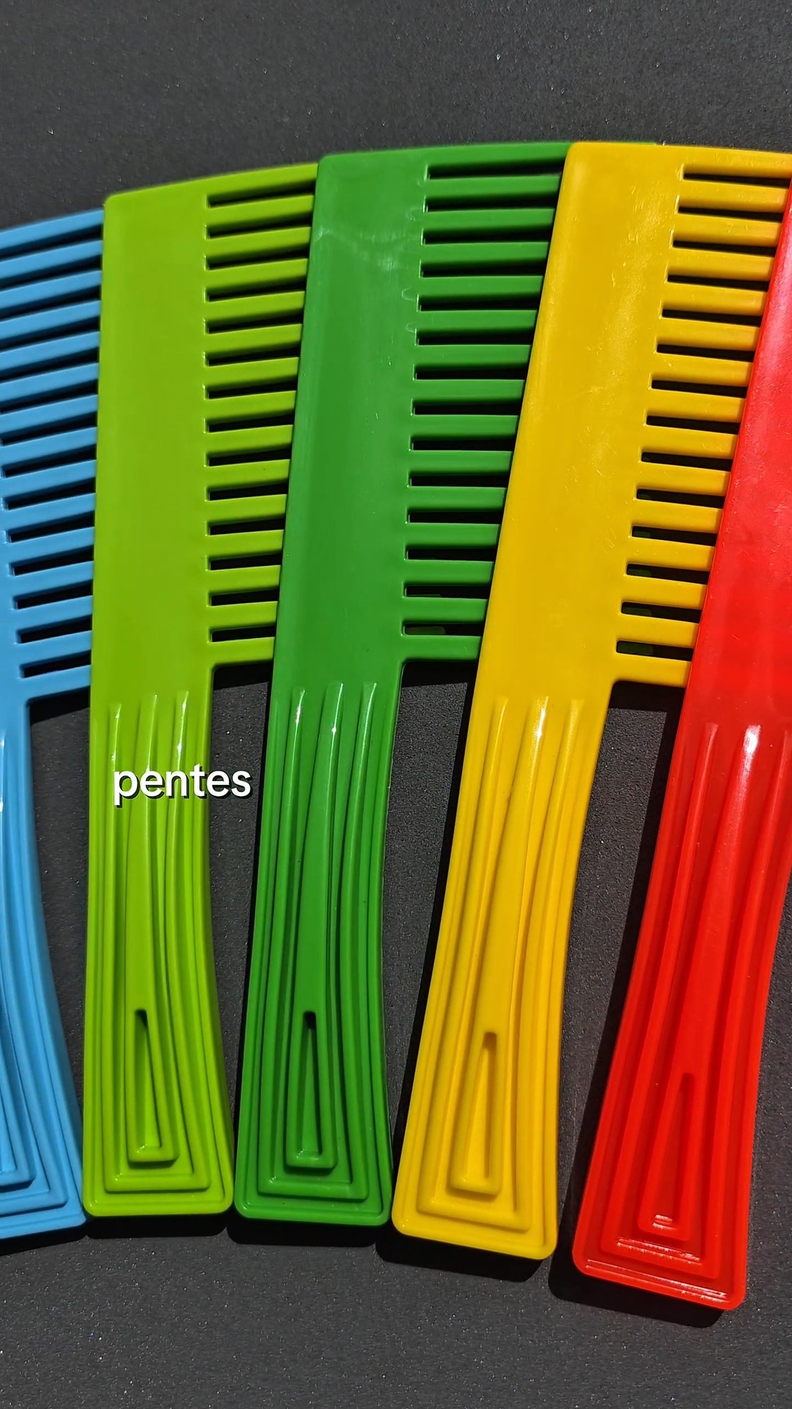 A Martini é uma indústria especializada no desenvolvimento e fabricação de produtos para cuidados pessoais, atendendo empresas que buscam um fornecedor confiável para sua linha.
Com um portfólio completo que inclui escovas, pentes, pincéis, tigelas, borrifadores e acessórios profissionais, a Martini oferece soluções pensadas para quem atua no mercado de beleza.
Além disso, todos os produtos podem ser personalizados com a marca da sua empresa, fortalecendo o posicionamento e a identidade no mercado.
Se você está buscando um fabricante de produtos de beleza ou um fornecedor para desenvolver sua própria linha, a Martini pode atender a sua necessidade.