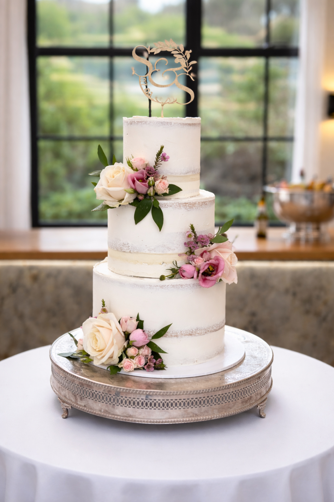 Semi-naked wedding cake for Sammie & Steve at The Pear Tree 🤍
Three tiers finished with soft buttercream texture, fresh florals provided by Nightingale Florist 🌿 and a personalised monogram topper.
This style is always a favourite. Clean, relaxed, and it lets the flowers do the talking ✨
If you’re planning your wedding and looking for a bespoke cake design, you can view more work here
https://www.kimberlyjaynecakedesign.co.uk/portfolio
Wedding cake enquiries
https://www.kimberlyjaynecakedesign.co.uk/contact
#wiltshirewedding #thepeartreepurton #cotswoldswedding #luxuryweddingcake #bespokeweddingcake