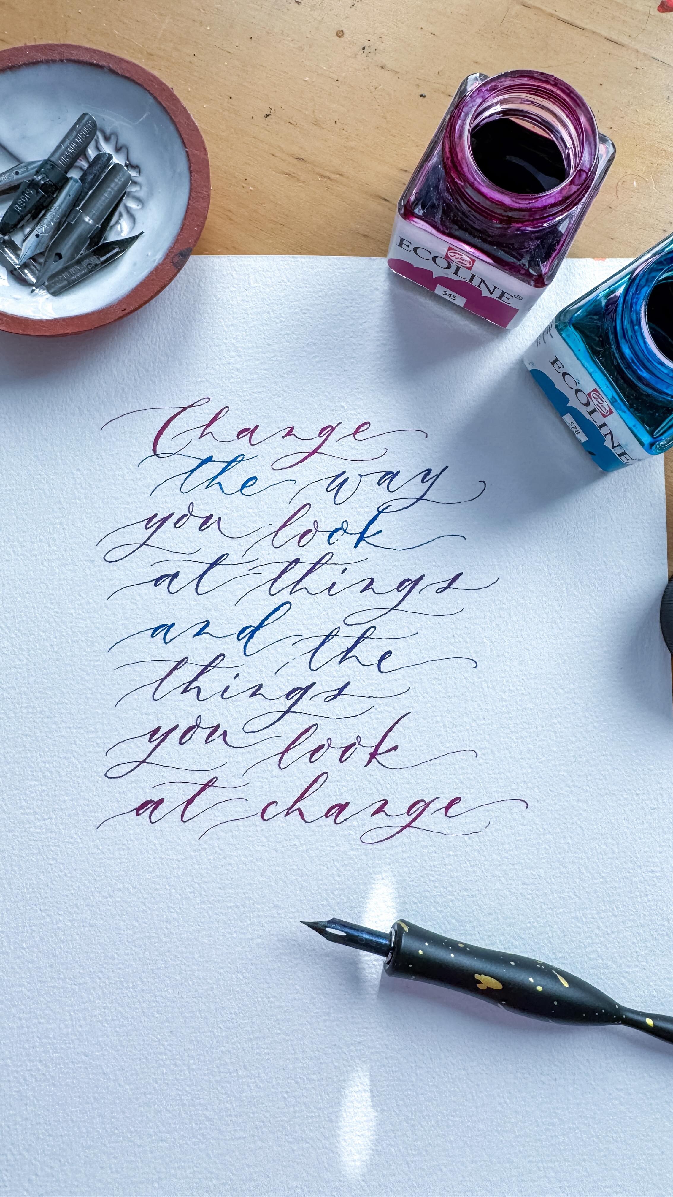 ☀️ Ein wahrer Spruch von Wayne Dyer, amerikanischer Philosoph. Geschrieben mit flüssiger Aquarellfarbe auf Aquarellpapier❤️
#modernekalligrafie #modernekalligraphie #moderncalligraphylove #liquidwatercolor #flüssigeaquarellfarbe
Kalligraphie | Illustration | Lettering | Schriftkunst | Kreative Feiern | Workshops | Hannover