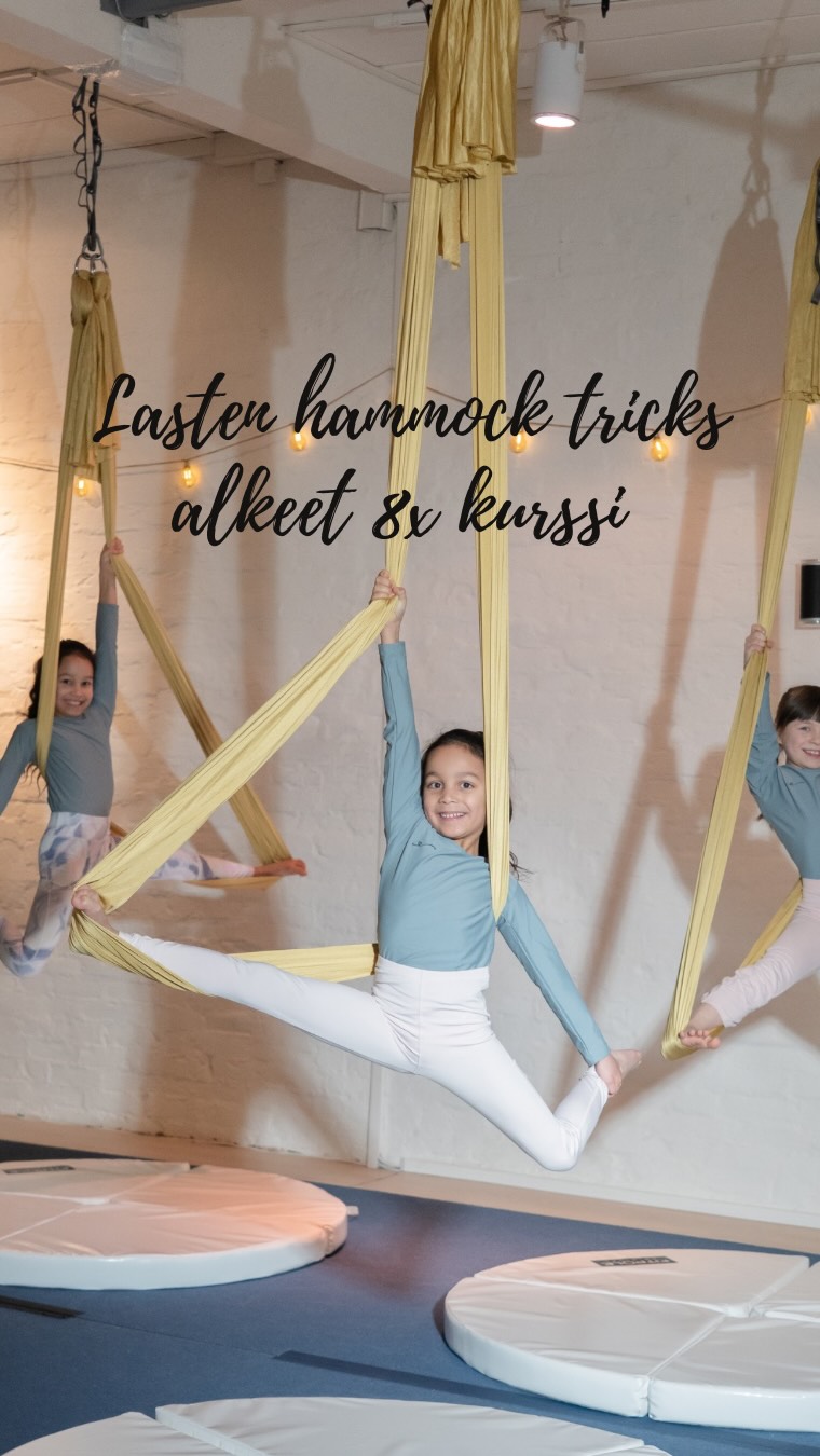 Tykkääkö lapsesi temppuilla ja haluaisi kokeilla jotain uutta? Nyt Roofilla lasten hammock tricks alkeet 8x kurssi, jossa tehdään temppuja joogaliinalla! 🤩Loppukauden lyhyempi kurssi nyt erityisen edulliseen hintaan 99€! 👌
Lasten Hammock tricks alkeet 8x kurssi 7-10 v
Su klo 11-11.45
(12.4.-31.5.)
Ohjaajana Jerina Ferdani
Hinta 99€
Lasten hammock-tricks kurssilla harjoitellaan ilma-akrobatialiikkeitä lenkin muotoisella ilmajoogakankaalla, joka on hauska ja helppo väline aloittaa ilma-akrobatia. Kurssilla aloitetaan aivan perusteista ja edetään kohti vaikeampia liikkeitä ja pudotuksia. Kurssin lopuksi voidaan viimeisellä kerralla tehdä opituista asioista pieni esitys vanhemmille, jos osallistujat siitä innostuvat.
Päälle pitkälahkeiset housut ja vetoketjuton kainalot peittävä paita. Juomapullo mukaan!
HUOM! Lasten hammock kurssi löytyy appissa aikuisten tuniten joukosta!
📸: @takayamaproductions
#roofaerialclub #hammocktricks #aerialhammock