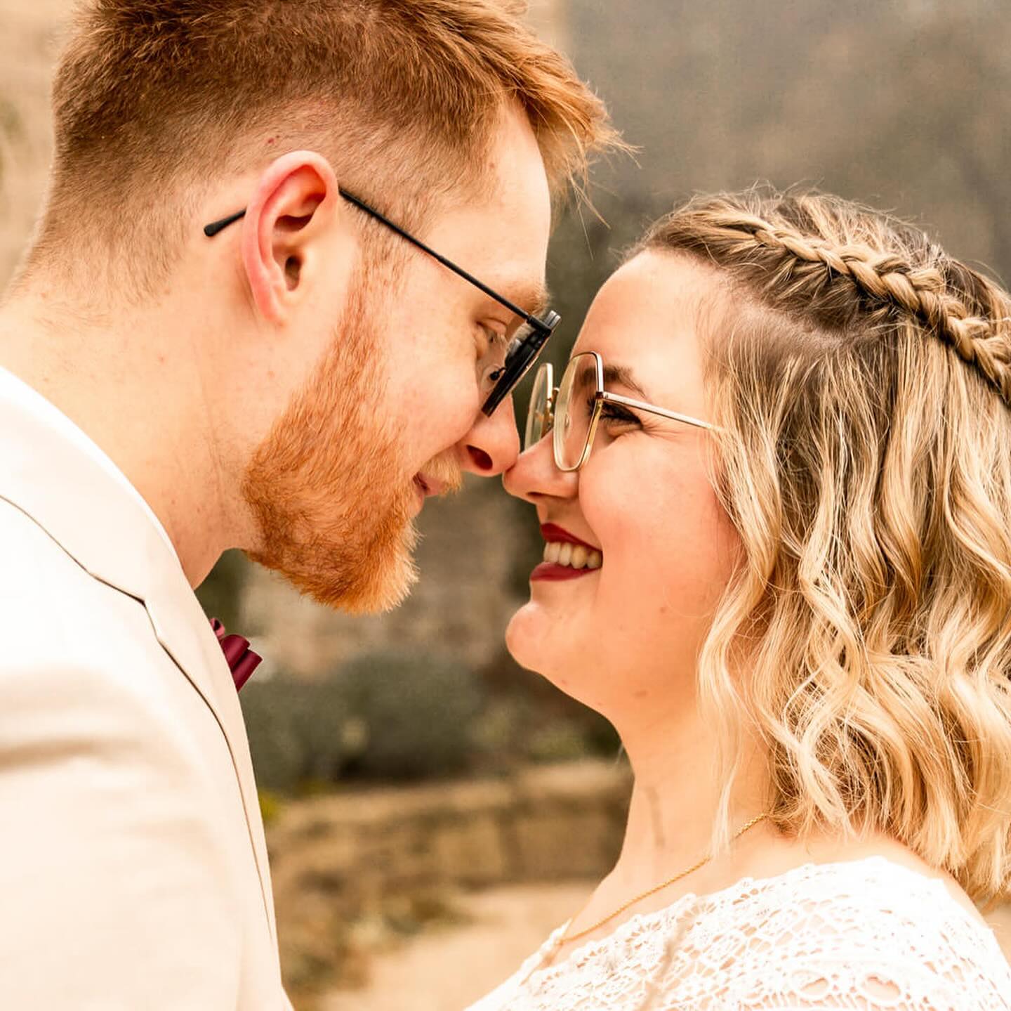 ✨ Ihr überlegt, eine Herbsthochzeit zu feiern? Unbedingt! 😍 Wer die herbstlichen Farben und das goldene Oktober-Wetter liebt, sollte die Option unbedingt miteinbeziehen. Im Oktober habe ich aktuell sogar noch Kapazitäten frei 🥰📸.
@_theresa_marquardt_
@blumencafepusteblume
.
.
.
#weddingphotographer #belovedstories #elopmentlove #heywildweddings #goldenhourlove #vonbrautzubraut #oktoberhochzeit #shesaidyes #youngandwildstories
#hochzeitstag #weddingday #brautportrait #brautinspiration #brautstrauß #sunsetshooting #hochzeitstipps #hochzeitwuerzburg #fotografinwuerzburg #würzburg #hochzeitsplanung #heirateninfranken #hochzeit2024 #hochzeit2025 #bride2024