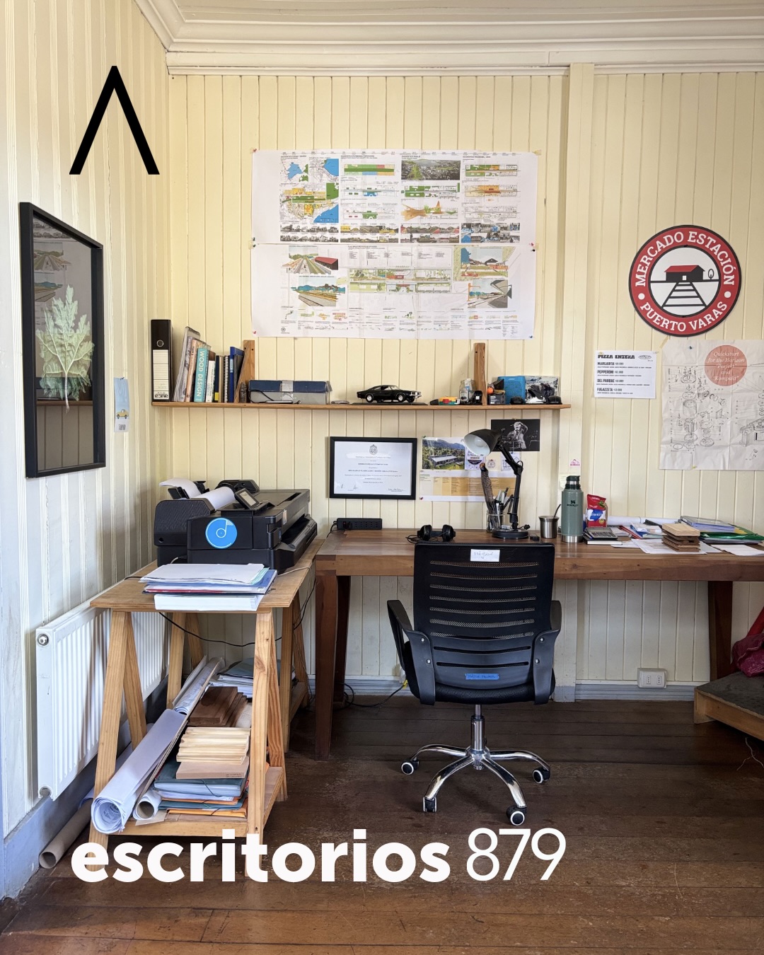 #Escritorios879 🏡
El escritorio de Rodrigo Eterovic (@eterovicarquitectos), uno de nuestros casonos históricos, reúne un poco de todos sus mundos. Y es que este polifacético arquitecto 📐, es también músico 🎶 y motor de proyectos como @parque_estacion 🌳 y @delparquepizzeria 🍕
Tal como su arquitectura, su espacio en la #Casona879 transmite una atmósfera especial, es un rincón donde todas sus pasiones convergen y cada objeto parece tener una historia que contar.
¿Te gustaría tener un espacio aquí? 🤩 Escríbenos un DM o al correo contacto@casona879.cl 📩
