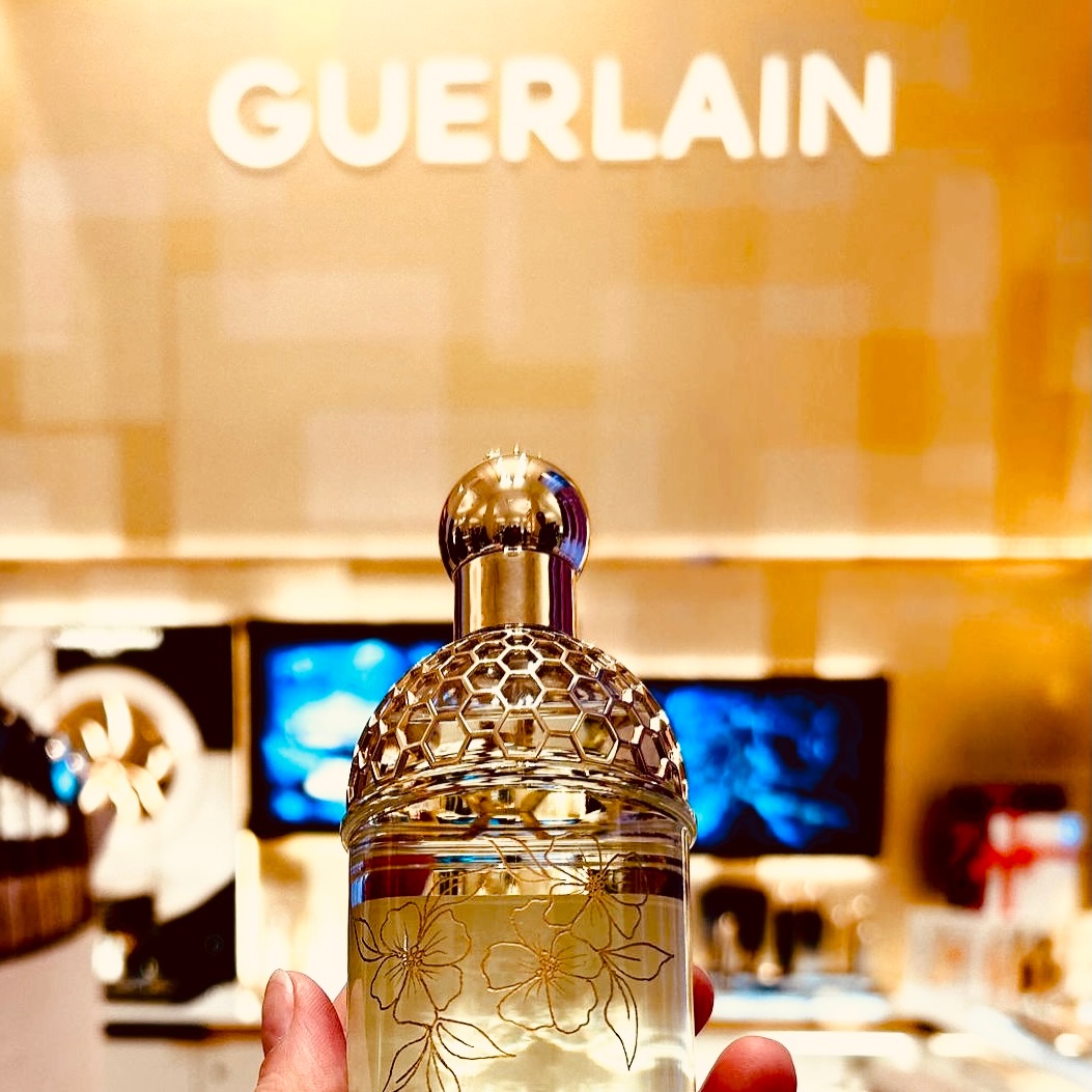 Another fantastic day with Guerlain at Selfridges â¨
Engraving lipsticks, personalising fragrance bottles, and adding those final calligraphy touches to boxes. Itâs all the little details that make each piece feel truly one of a kind.
Itâs always such a pleasure meeting customers and turning their purchases into something personal and memorable.
Thank you to everyone who stopped by and let us be part of your gifting. @guerlain @theofficialselfridges
