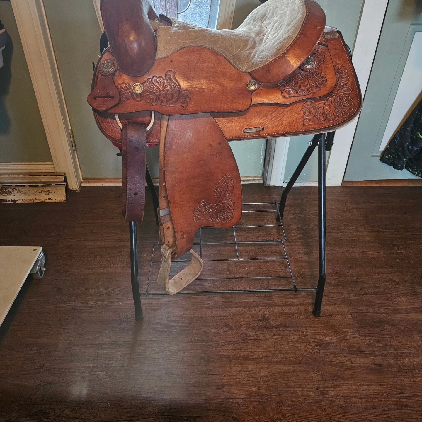 Who's been a busy girl....you have...yes you have! 1 trail Saddle, 1 Barrel Saddle, 1 Roping saddle, and 1 kids saddle (still waiting on new stirrup buckles)
#customleathersplus #saddlerepair #saddlerestoration