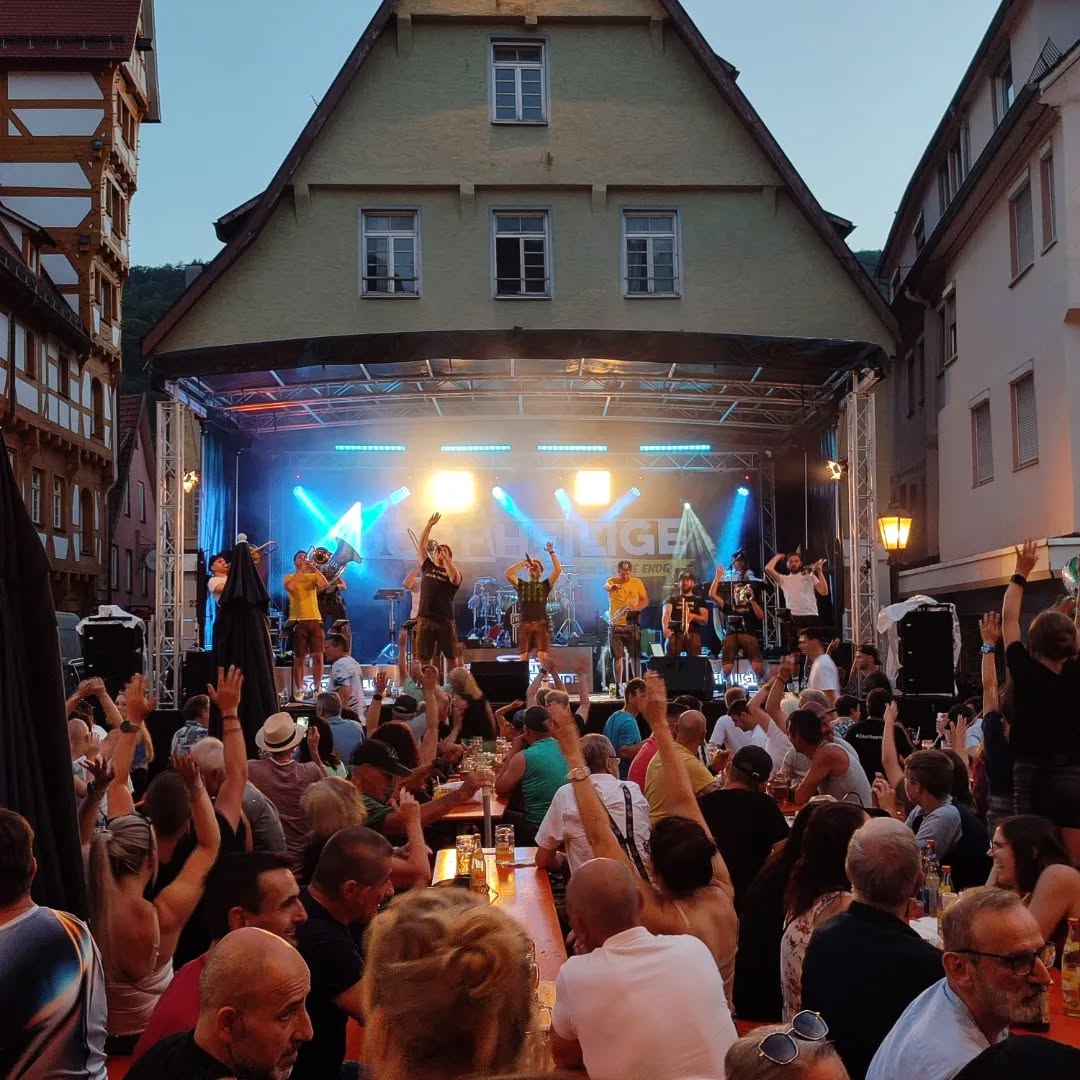 Granatenalarm bei der Geislinger Hock 💣🚀 Die Geislinger Fußgängerzone wurde letzten Samstag zur Partymeile und wir waren mittendrin 💛🥳 es war uns ein Fest, hier einzuheizen und freuen uns auf ein Wiedersehen mit euch, liebe Geislinger, wenn wir beim Oktoberfest der @tvaltenstadt1873 am 19. Oktober wieder am Start sind 🥰 wer es so lange nicht ohne uns aushält: nächstes Wochenende gibt's uns wieder im Doppelpack auf dem Stadtfest in Erbach und beim Heimatfest in Erolzheim 👌💪 erholt euch bis dahin gut und auf dann! 🎉
#geislingerhock #geislingen #stadtfestgeislingen