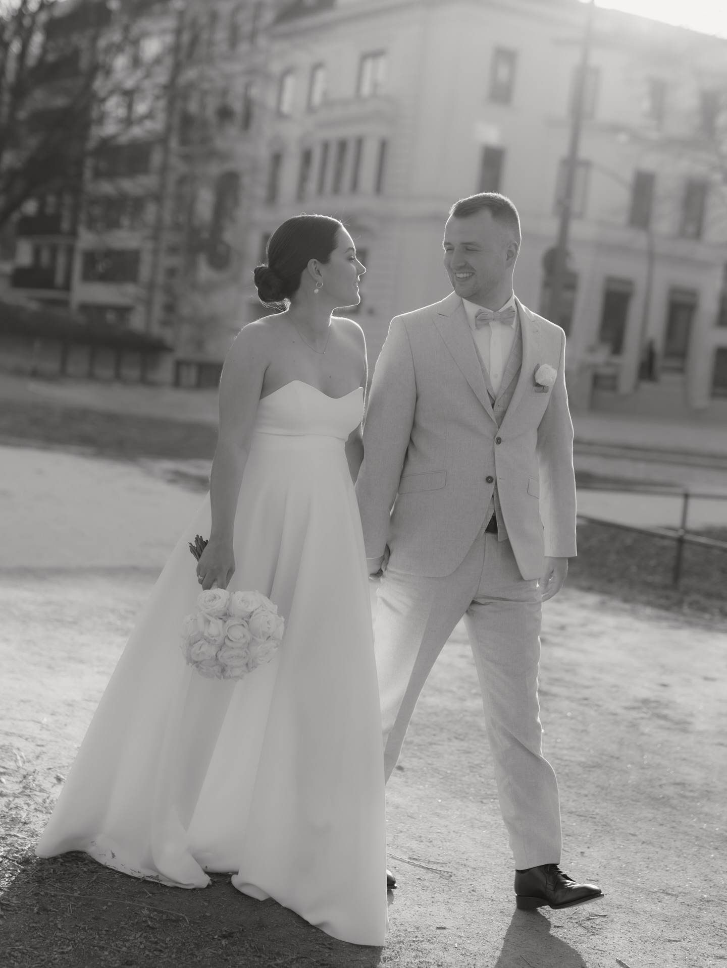 L & M 🤍
War das ein grandioses und wunderbares Season Opening der Hochzeitssaison 2026.
Ein sonniger Tag Anfang März mitten im Hamburg an der Außenalster. ✨
#hochzeithamburg #hochzeitsfotografhamburg #heiratenhamburg #melinawaliczekfotografie