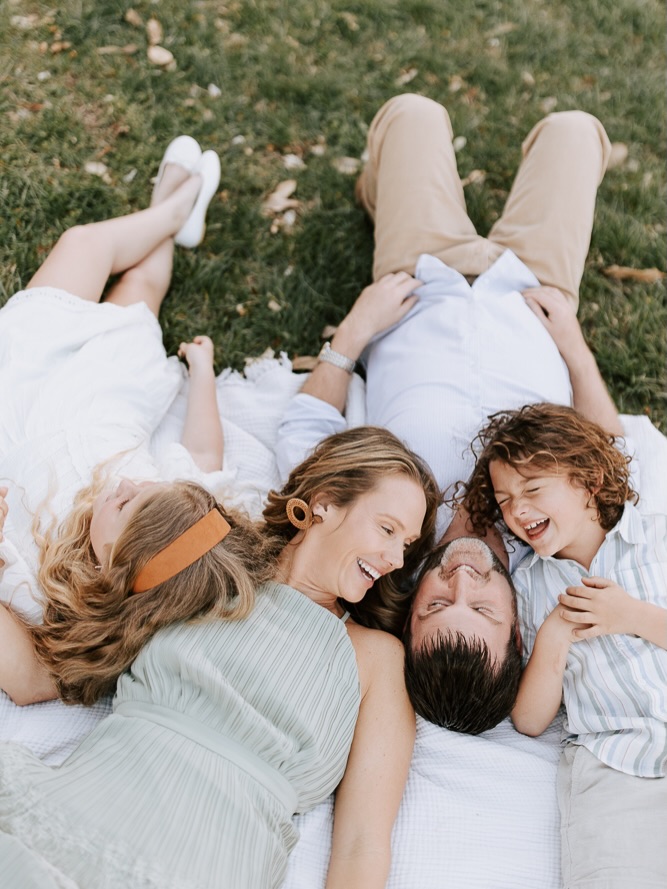 Happy Monday! In case you missed it, the last day of my giveaway is today. You can enter on my last reel which I will put in my stories again. Spring looked so good for this beautiful family, take a little peek. Hope you all had a great weekend are excited to celebrate Holy Week with your family.