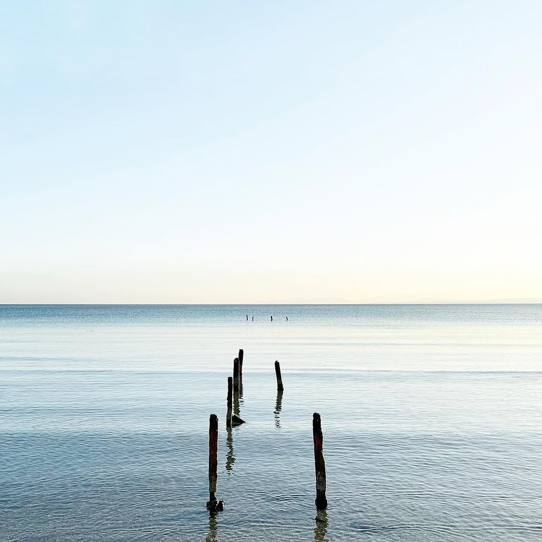 Η θάλασσα δεν είναι απλά ένα τοπίο. Είναι θεραπεία 🌊
Ο ήχος των κυμάτων ρίχνει τα επίπεδα στρες και βοηθά το σώμα να χαλαρώσει.
Το περπάτημα δίπλα στο νερό καθαρίζει το μυαλό και βελτιώνει τη διάθεση.
Και ένα μπάνιο στη θάλασσα είναι ό,τι πιο κοντινό σε φυσικό reset.
Ίσως γι’ αυτό κοιμόμαστε καλύτερα μετά από μια μέρα στη θάλασσα.
Ίσως γιατί, για λίγο, όλα μπαίνουν στη θέση τους.
✨
The sea is not just a landscape. It’s therapy 🌊
The sound of the waves reduces stress and helps the body truly relax.
Walking by the water clears the mind and improves your mood.
And a swim in the sea is the closest thing to a natural reset.
Maybe that’s why we sleep better after a day by the sea.
Maybe because, for a while, everything falls back into place.
Pic @ledart #welovemarathon #sealove #calmness #still #marathonas