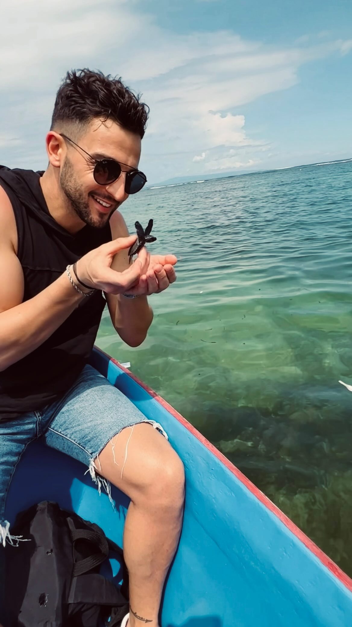 …Wait for the Happy End 🐢🌊🥹
Ein ganz besonderer Moment auf Bali 🇮🇩 Ich durfte 2022 eine kleine Babyschildkröte namens „Bebas“ (indonesisch: „frei“) adoptieren – und sie mit einem kleinen Boot selbst auf ihre große Reise ins offene Meer begleiten.
Diese Erfahrung wurde möglich durch das Turtle Conservation and Education Center ( @tcecserangan ) auf Serangan Island – ein Ort, der sich mit Herz und Hingabe dem Schutz bedrohter Meeresschildkröten widmet.
Das Zentrum rettet Eier von überfüllten Stränden, zieht die Babys in einer natürlichen Umgebung auf und bereitet sie auf ihr Leben in Freiheit vor. Unterstützt wird die Organisation unter anderem vom @wwf und leistet seit 2006 wertvolle Arbeit für den Artenschutz und die lokale Gemeinschaft.
Danke, dass ich Teil davon sein durfte 💙
Solltet ihr mal auf Bali sein, mach mit und adoptiere eine Schildkröte – es ist ein Moment, den du nie vergisst!
———
A truly special moment in Bali 🇮🇩 I adopted 2022 a baby sea turtle named “Bebas” (Indonesian: „free“) – and had the honor to personally release her into the wild with a small boat.
This experience was made possible by the Turtle Conservation and Education Center ( @tcecserangan ) on Serangan Island – a place dedicated with heart and soul to protecting endangered sea turtles.
The center rescues eggs from crowded beaches, nurtures the babies in a natural hatchery, and prepares them for a free life in the ocean. Supported by @wwf , TCEC has been doing impactful conservation and community work since 2006.
Grateful to be part of this mission 💙 You can be too – adopt a turtle and make a difference if you are on Bali.
📍 @tcecserangan
@wwf_id @reefseenbali @save_our_seaturtles @plasticfreebali.official @wonderfulindonesia @bali.nemo
⸻
#adopt #seaturtle #turtle #bali #freedom