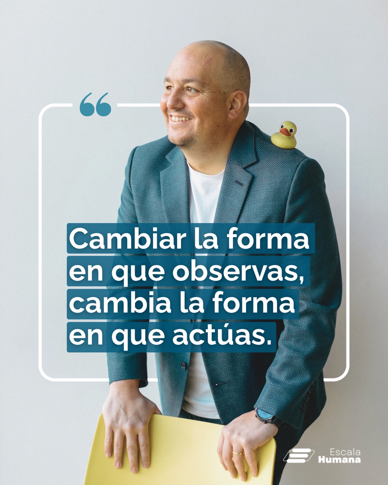 Queremos cambiar los resultados, pero no siempre cuestionamos la forma en que estamos observando.
Y mientras eso no cambie, repetimos los mismos límites, las mismas decisiones, las mismas conversaciones y, muchas veces, los mismos resultados.
Porque no respondemos solo a los hechos. Respondemos a los juicios e interpretaciones que hacemos sobre lo que pasa, sobre los otros y sobre nosotros mismos.
Por eso, no basta con querer que algo cambie afuera. Muchas veces, el cambio más profundo empieza en la forma en que estamos mirando.
Cuando cambia la manera en que observas, cambia la manera en que actúas, conversas y vives. Y desde ahí, aparecen acciones, conversaciones y caminos que antes no veías 🎯.
No para dejar de ser tú, sino para vivir con más conciencia, más libertad y más autenticidad.
🌎 Porque una buena formación en Coaching no solo amplía lo que sabes: amplía también la forma en que miras el mundo y te mueves en él.