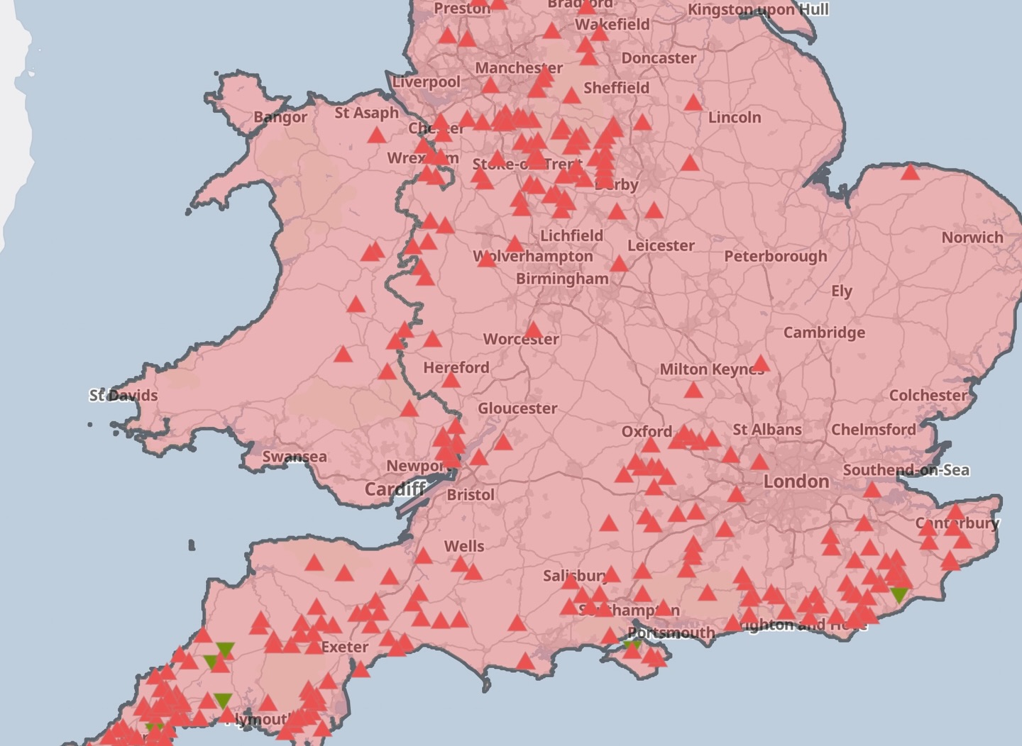 So far in March there have been 16 new confirmed cases of Bluetongue in the UK. This map shows all confirmed cases since July 2025.
Most of the recently confirmed cases have been in cattle following abortions or calves born with neurological signs (head tilts, star gazing, blind).
Remember you have a legal requirement to report suspicion of disease to DEFRA’s rural services helpline.
Bluetongue virus is spread by midges and peak risk will be approaching in April/May through to September/October. Vaccination uptake is projected to be reduced from last year, which risks further spread.
Vaccination of breeding animals remains the most effective way to protect their health, productivity and your business. Please give us a call if you’d like to discuss your vaccine requirements 🐄🐑