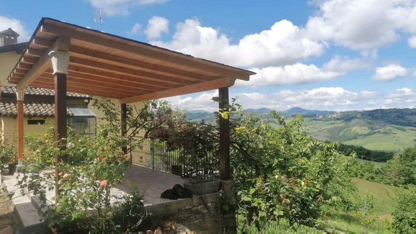 <Porticato in legno>
•
Nelle foto, il porticato in legno di larice massello che abbiamo realizzato come riparo estivo, nel giardino di una villa sulle colline di Parma.
•
•
•
N.B.
Vale anche come riparo per la pioggia, eh! 😅☔