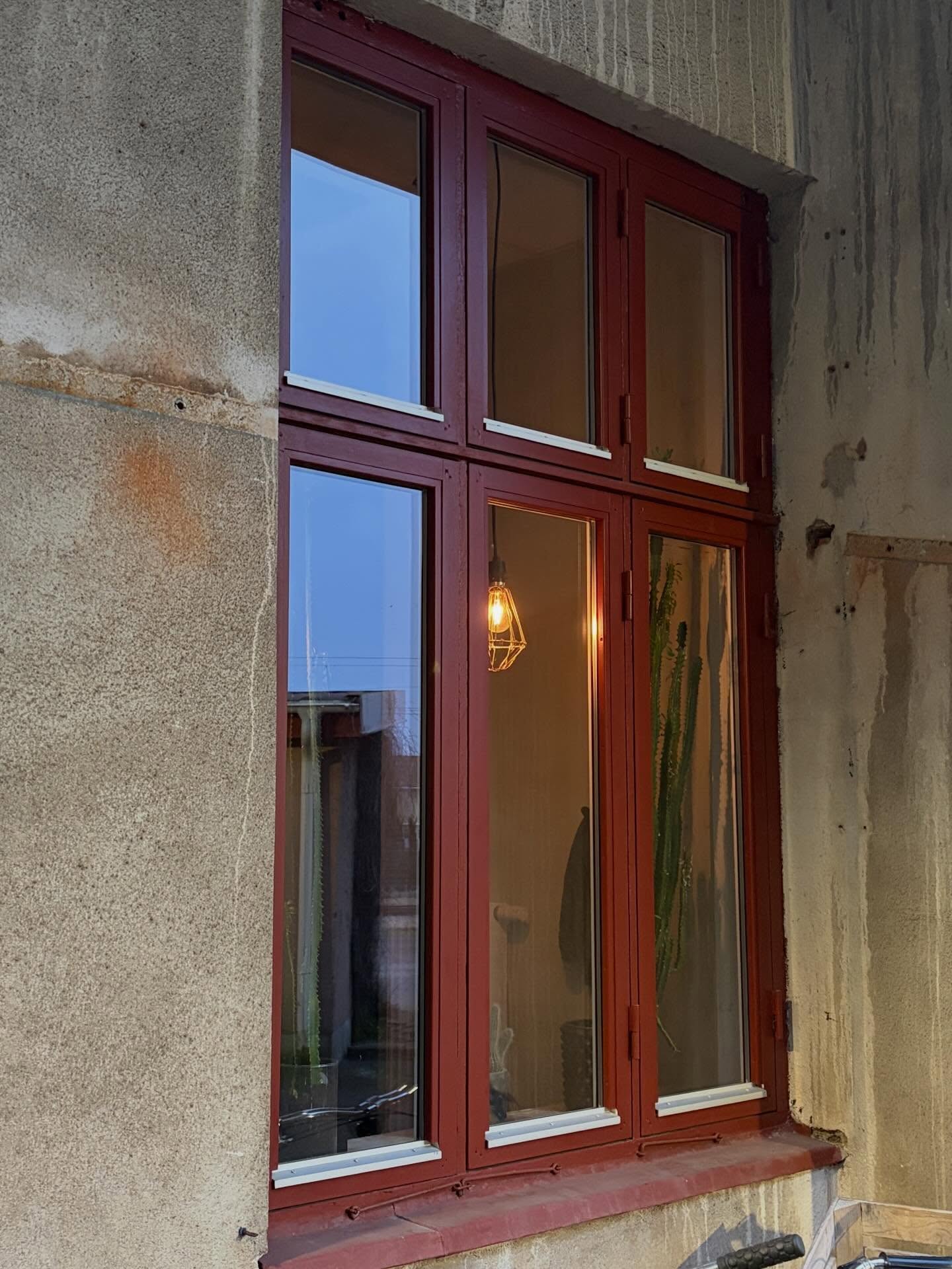 Här inne lyser flitens lampa från tidig morgon till kväll 🤎
Under våren/ sommarens ljusa timmar gör vi vårt bästa för att hjälpa er , vi är så glada och tacksamma för alla er! Vi är ju lite underbemannade ett tag till så kommer kanske inte kunna hjälpa er alla , men vi gör vårt bästa och måste också ta hand om oss själva , hoppas ni har överseende med det 🙏
På Bokadirekt kommer det va svårt att hitta tider , men håll utkik så kanske vi släpper någon då och då !
Alla ni kunder som är sugna på att komma till oss som ny kund ber vi er att avvakta till hösten 🤎