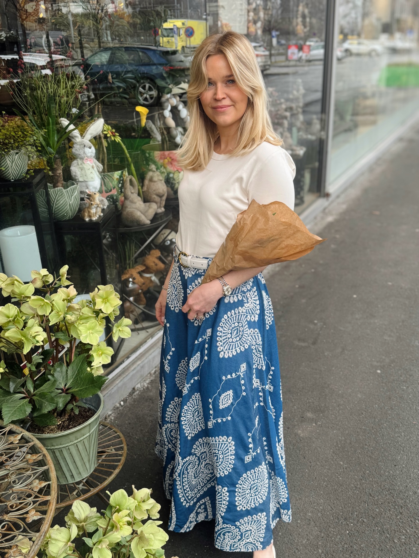 Se det skjørtet!😍 Nydelig skjørt fra From Paris With Love i vakker denimblå. Det er i 100% bomull og kommer i One Size. Beltet Marthe har stylet skjørtet med følger ikke med, men kan kjøpes her på Bitten💙
Råfint, eller hva?