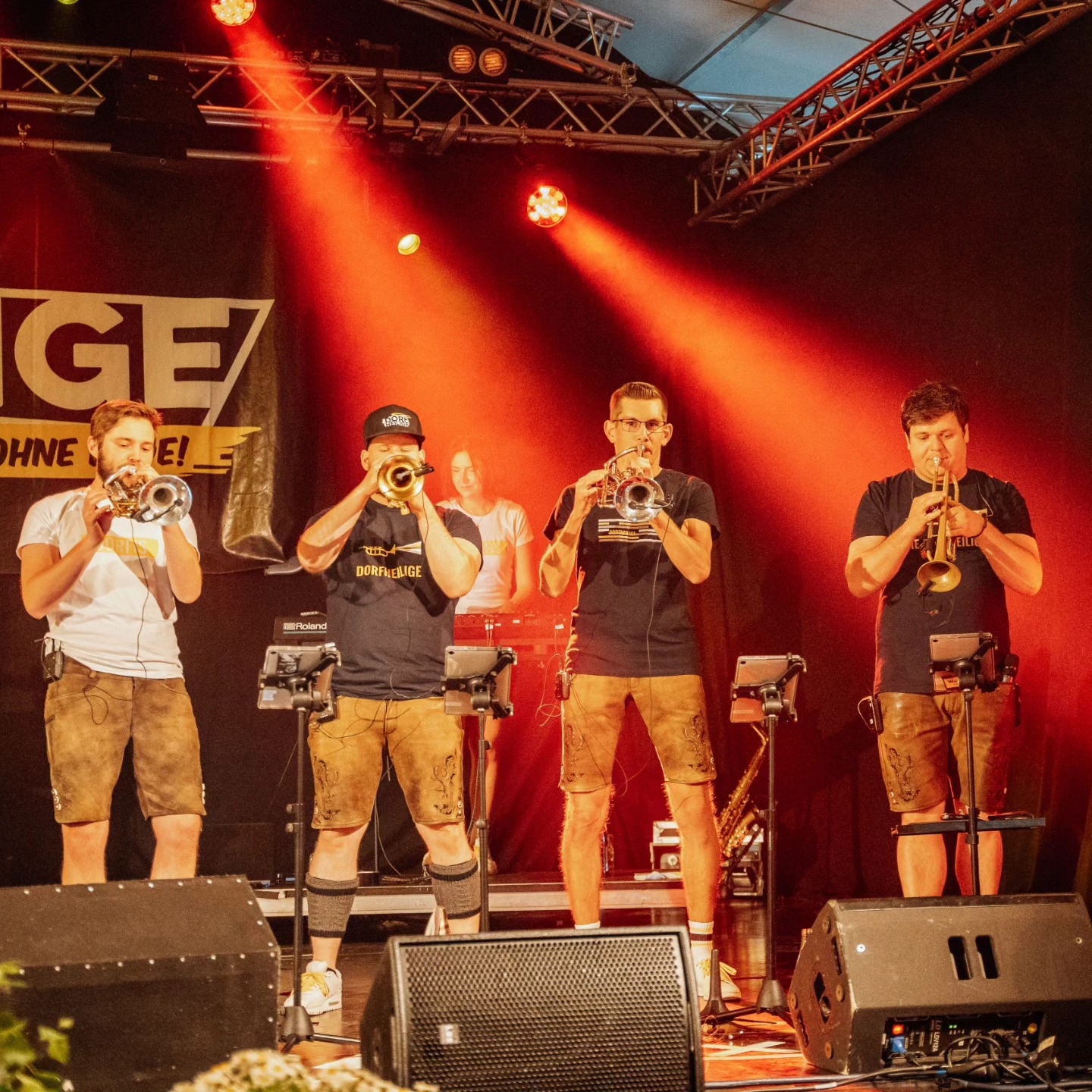 Olgishofen, ihr wart der Wahnsinn! 💛
Nach den fetten Auftritten von @rockspitz_official und @micha_von_der_rampe mit euch bis zum Schluss abzugehen – einfach nur legendär! 🎉
Riesen Dank an die @musikkapelle_kirchhaslach für die Einladung und die top Organisation von diesem mega Fest 🔥 #MalleRockBrass
📸 by @sarah_held_fotografie
Nächstes Wochenende sind wir direkt wieder am Start – wir freuen uns auf euch @feuerwehrsontheim! 🎺🍻
#dorfheilige #halligalliohneende #bzo